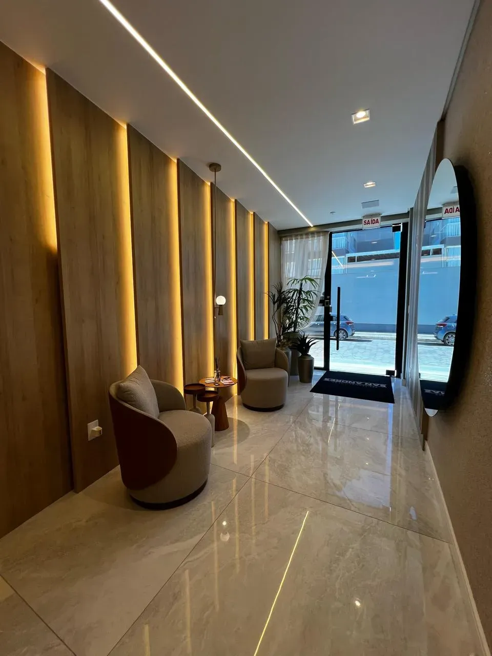 Apartamento quadra mar mobiliado com 2 suítes e 1 vaga de garagem - Gravatá em Navegantes/SC