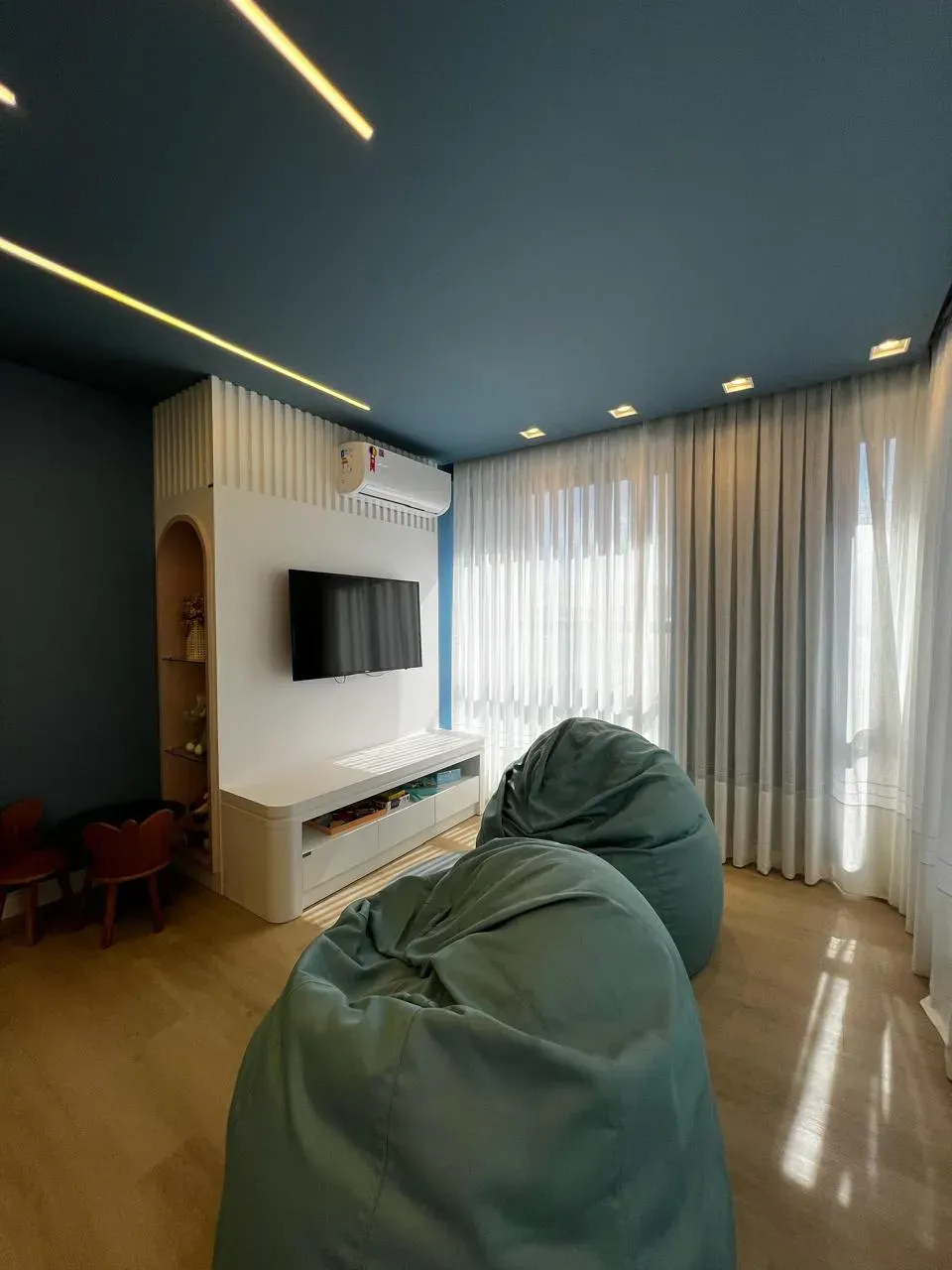 Apartamento quadra mar mobiliado com 2 suítes e 1 vaga de garagem - Gravatá em Navegantes/SC