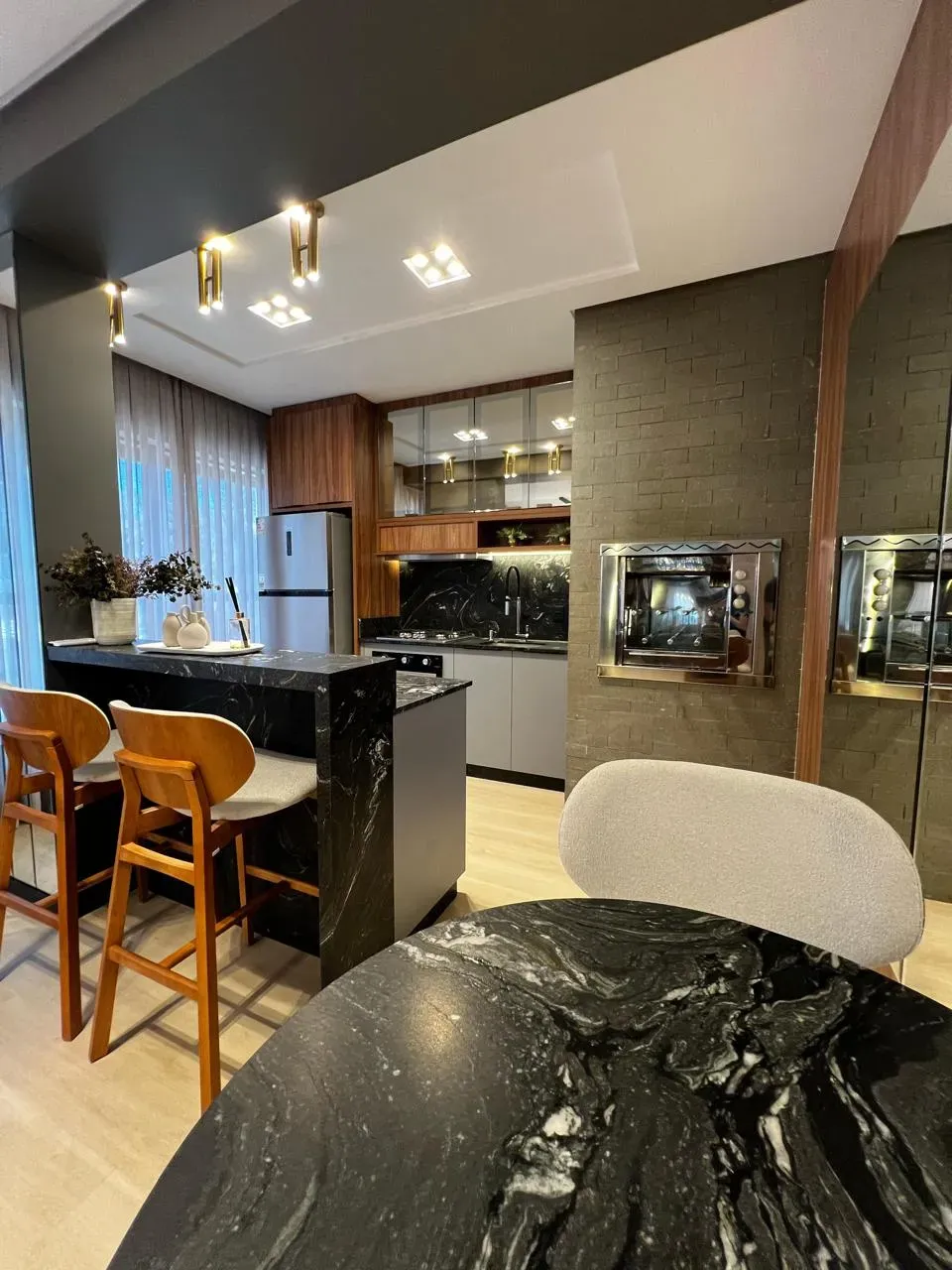 Apartamento quadra mar mobiliado com 2 suítes e 1 vaga de garagem - Gravatá em Navegantes/SC