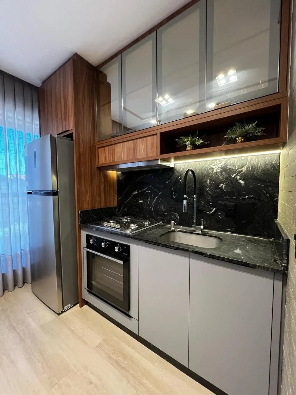 Apartamento quadra mar mobiliado com 2 suítes e 1 vaga de garagem - Gravatá em Navegantes/SC