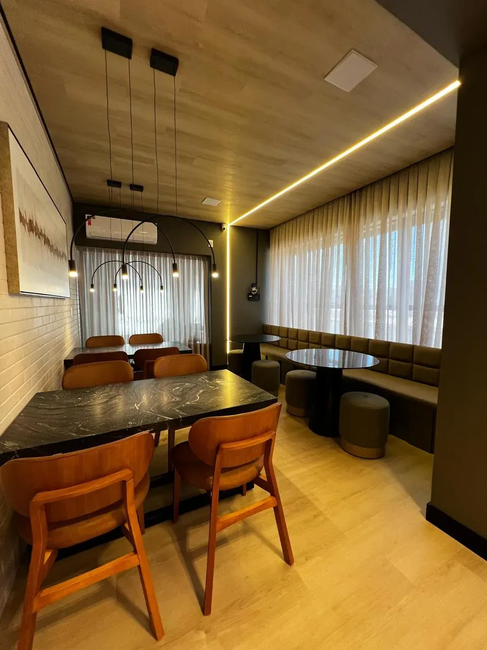 Apartamento quadra mar mobiliado com 2 suítes e 1 vaga de garagem - Gravatá em Navegantes/SC