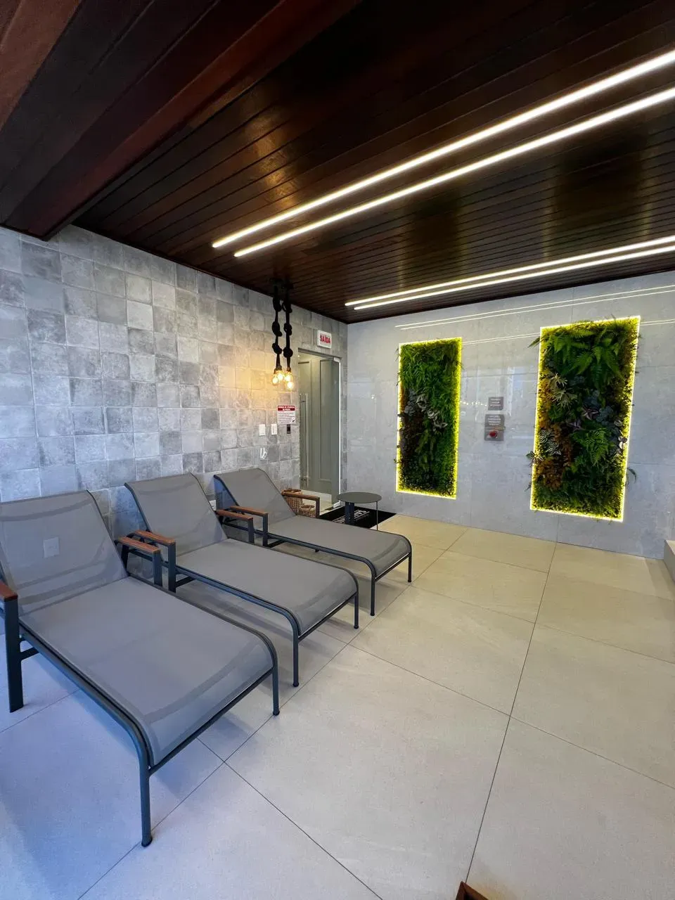 Apartamento quadra mar mobiliado com 2 suítes e 1 vaga de garagem - Gravatá em Navegantes/SC