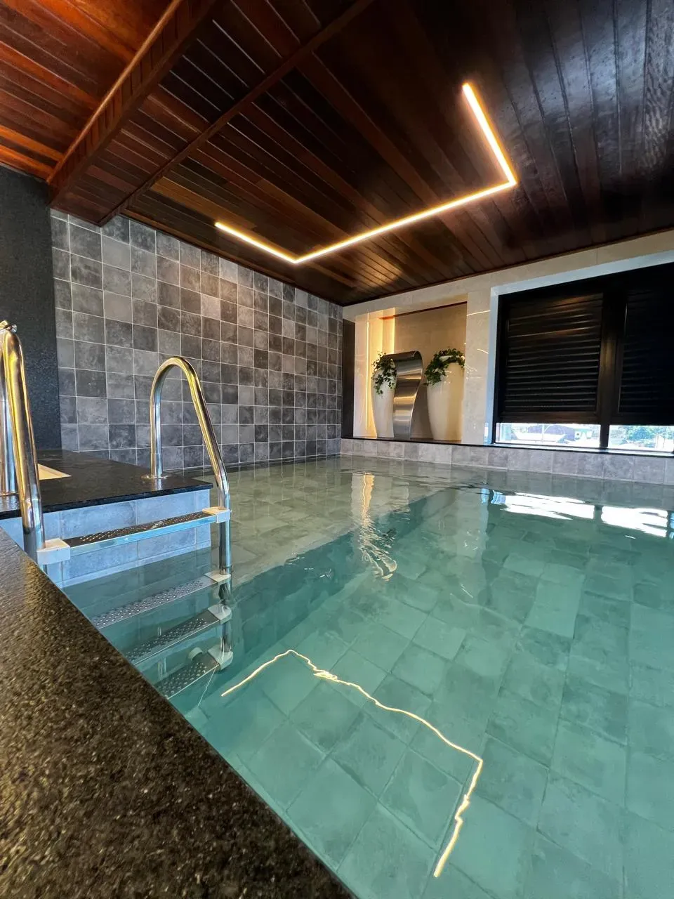 Apartamento quadra mar mobiliado com 2 suítes e 1 vaga de garagem - Gravatá em Navegantes/SC