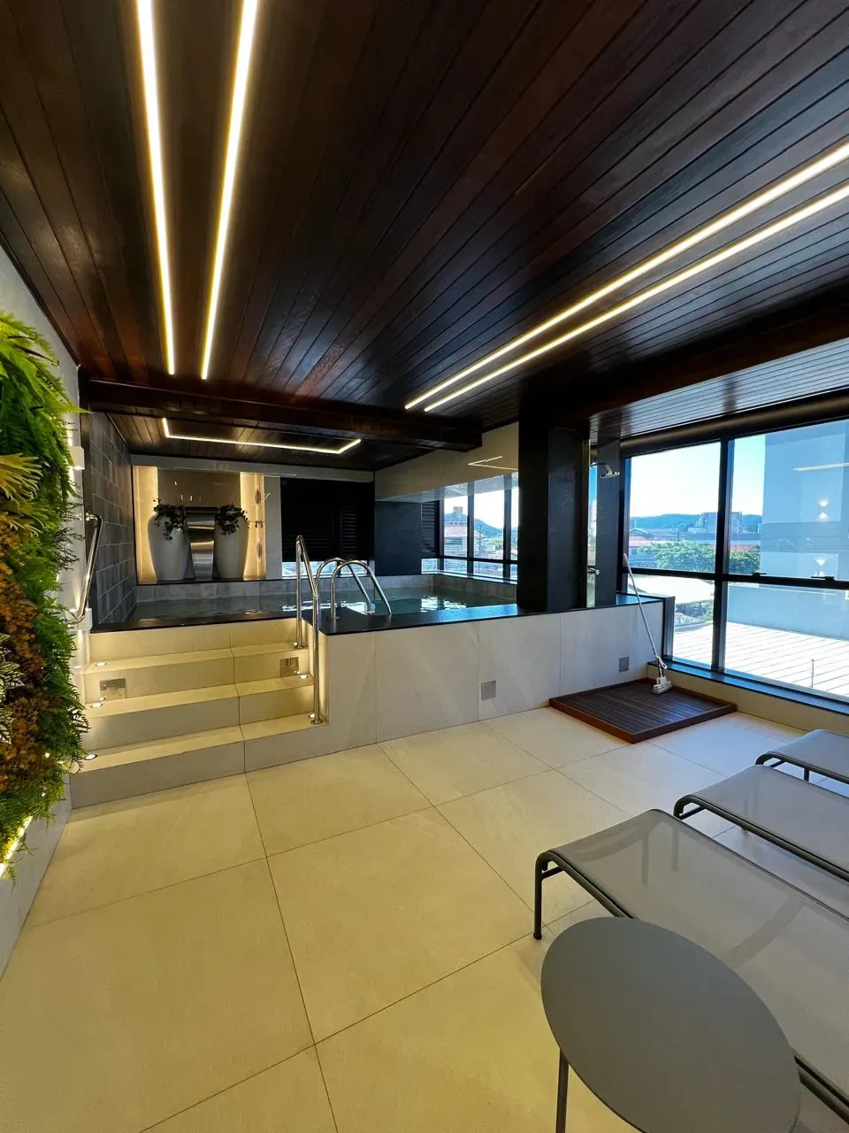 Apartamento quadra mar mobiliado com 2 suítes e 1 vaga de garagem - Gravatá em Navegantes/SC