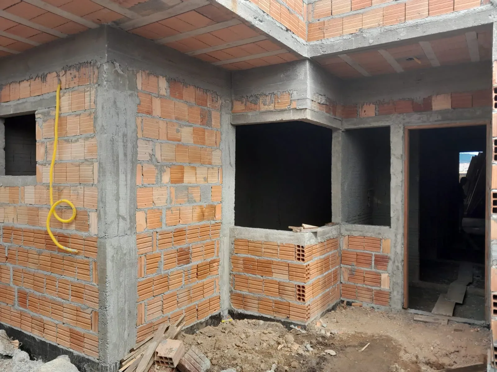 Casa em construção com 3 dormitórios sendo 1 suíte e 2 vagas de garagem em Palhoça/SC