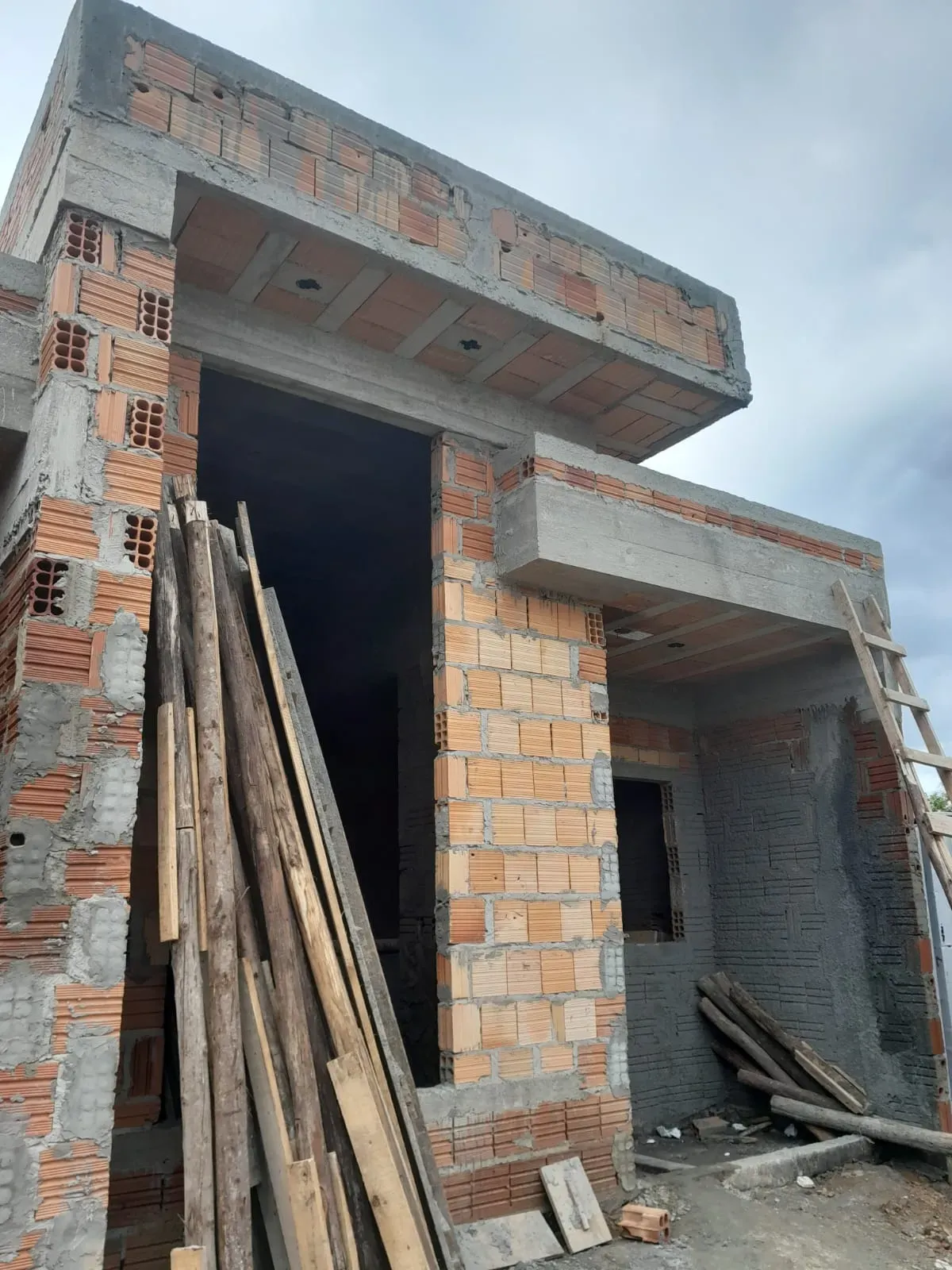 Casa em construção com 3 dormitórios sendo 1 suíte e 2 vagas de garagem em Palhoça/SC