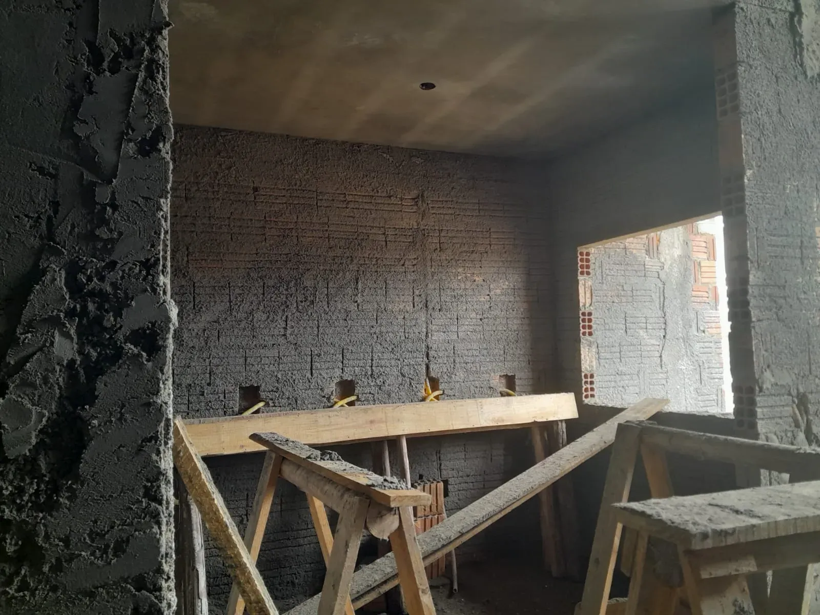 Casa em construção com 3 dormitórios sendo 1 suíte e 2 vagas de garagem em Palhoça/SC