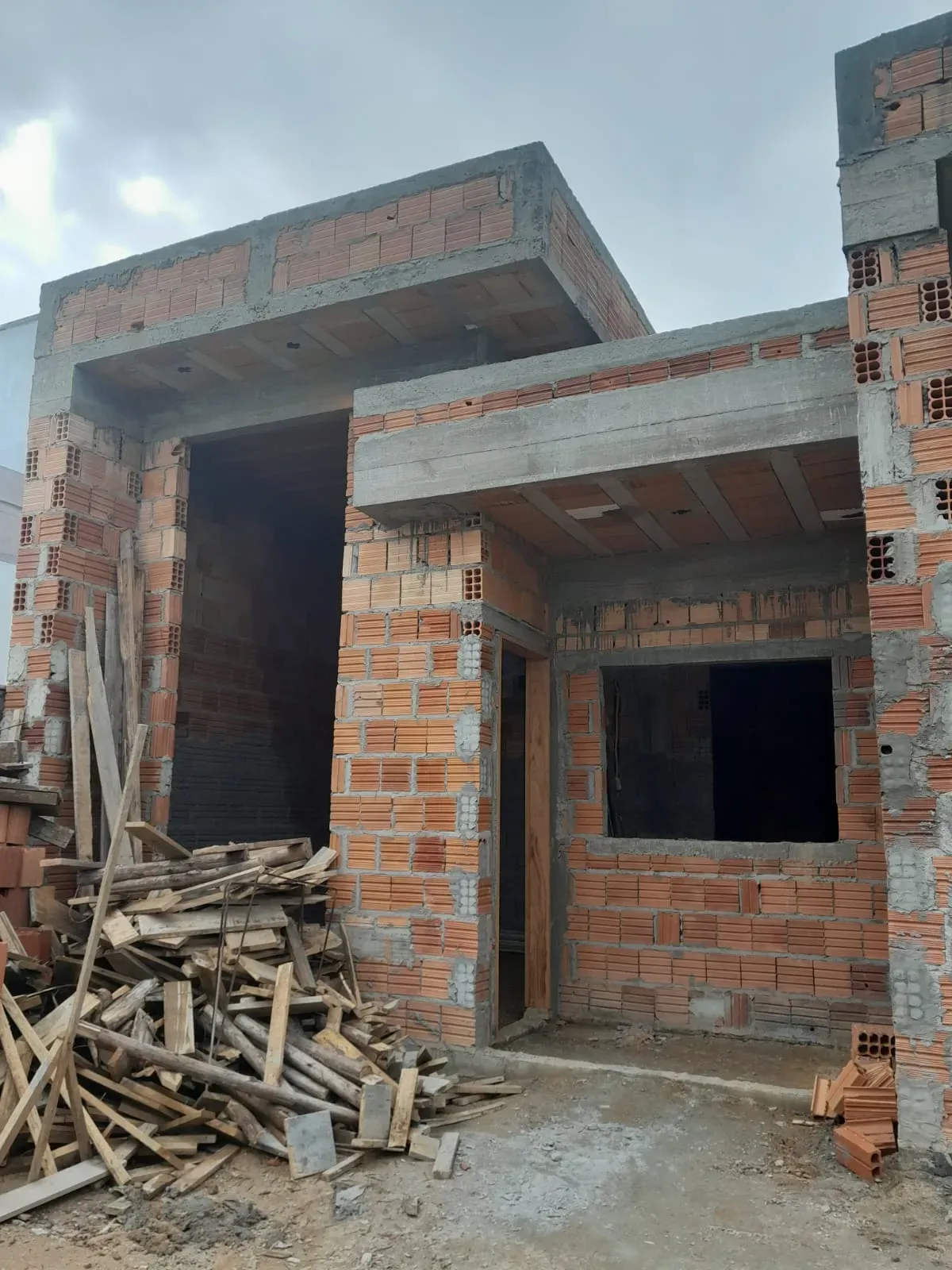 Casa em construção com 3 dormitórios sendo 1 suíte e 2 vagas de garagem em Palhoça/SC