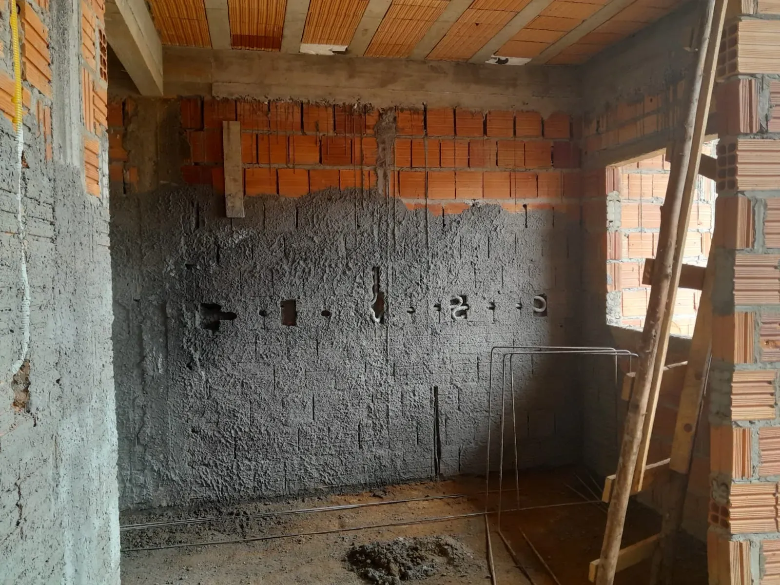 Casa em construção com 3 dormitórios sendo 1 suíte e 2 vagas de garagem em Palhoça/SC