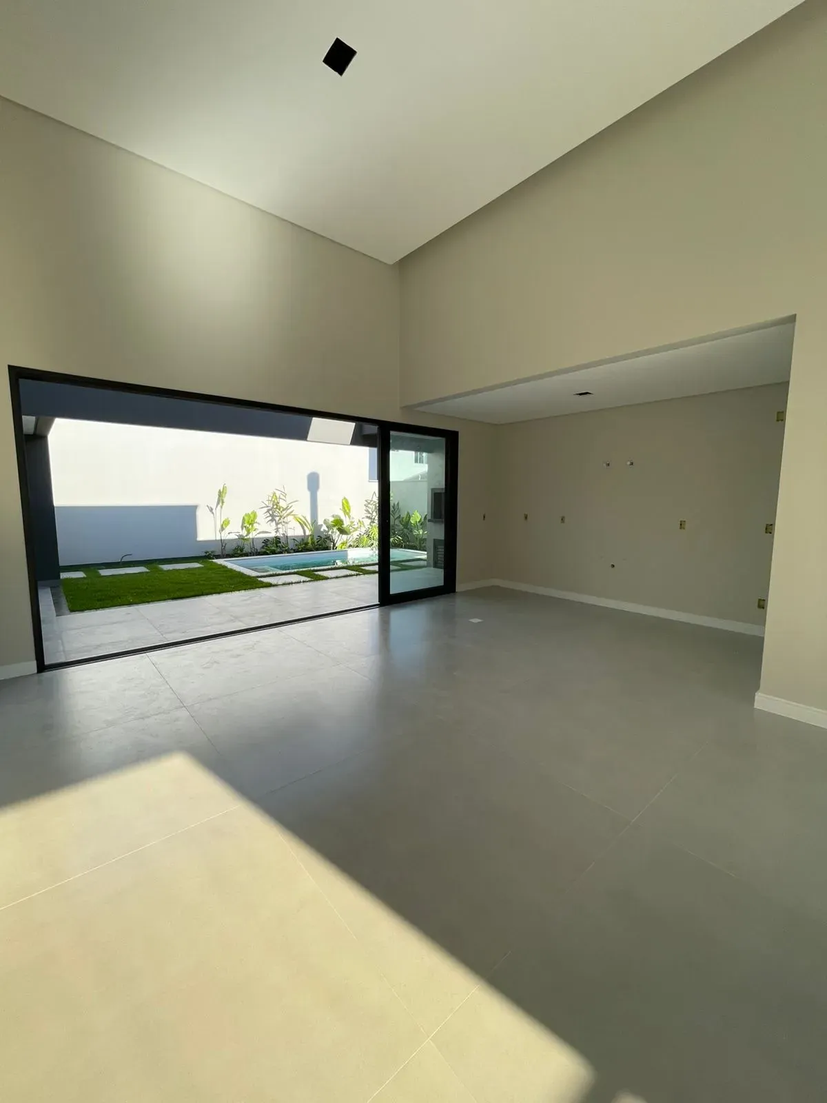 Casa alto padrão com 3 dormitórios sendo 1 suíte master e 2 vagas de garagem em Palhoça/SC