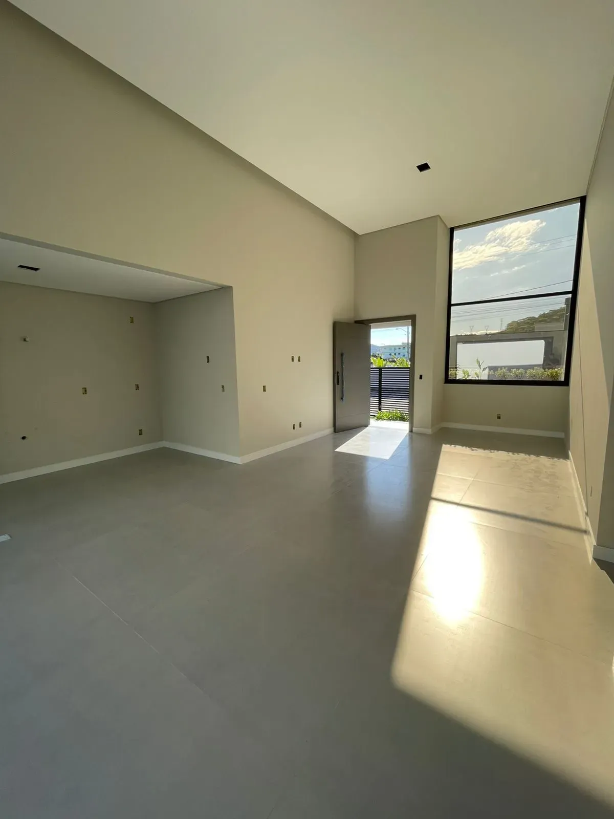 Casa alto padrão com 3 dormitórios sendo 1 suíte master e 2 vagas de garagem em Palhoça/SC