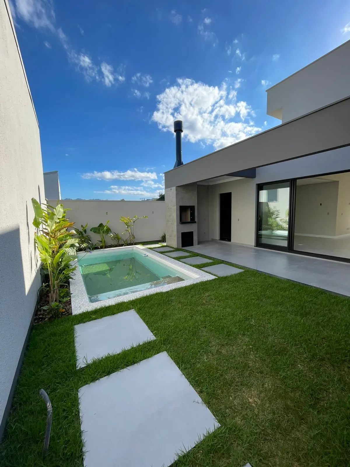 Casa alto padrão com 3 dormitórios sendo 1 suíte master e 2 vagas de garagem em Palhoça/SC