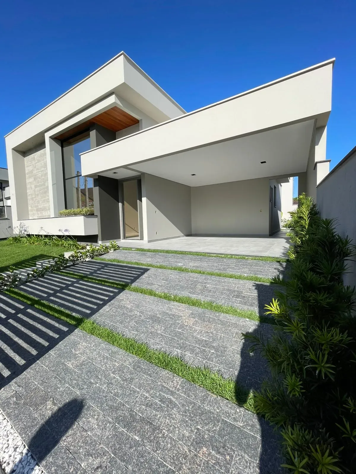 Casa alto padrão com 3 dormitórios sendo 1 suíte master e 2 vagas de garagem em Palhoça/SC