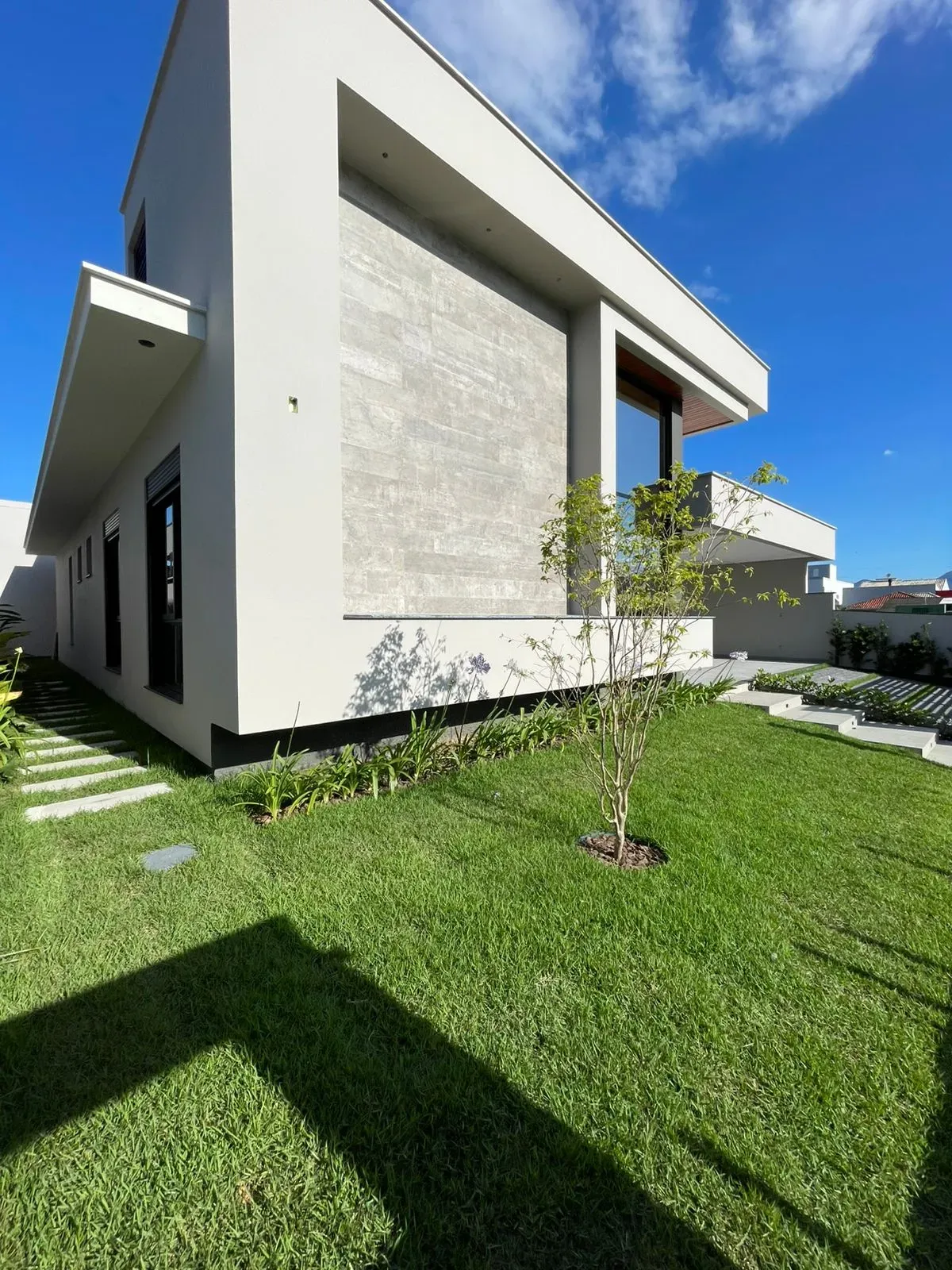 Casa alto padrão com 3 dormitórios sendo 1 suíte master e 2 vagas de garagem em Palhoça/SC
