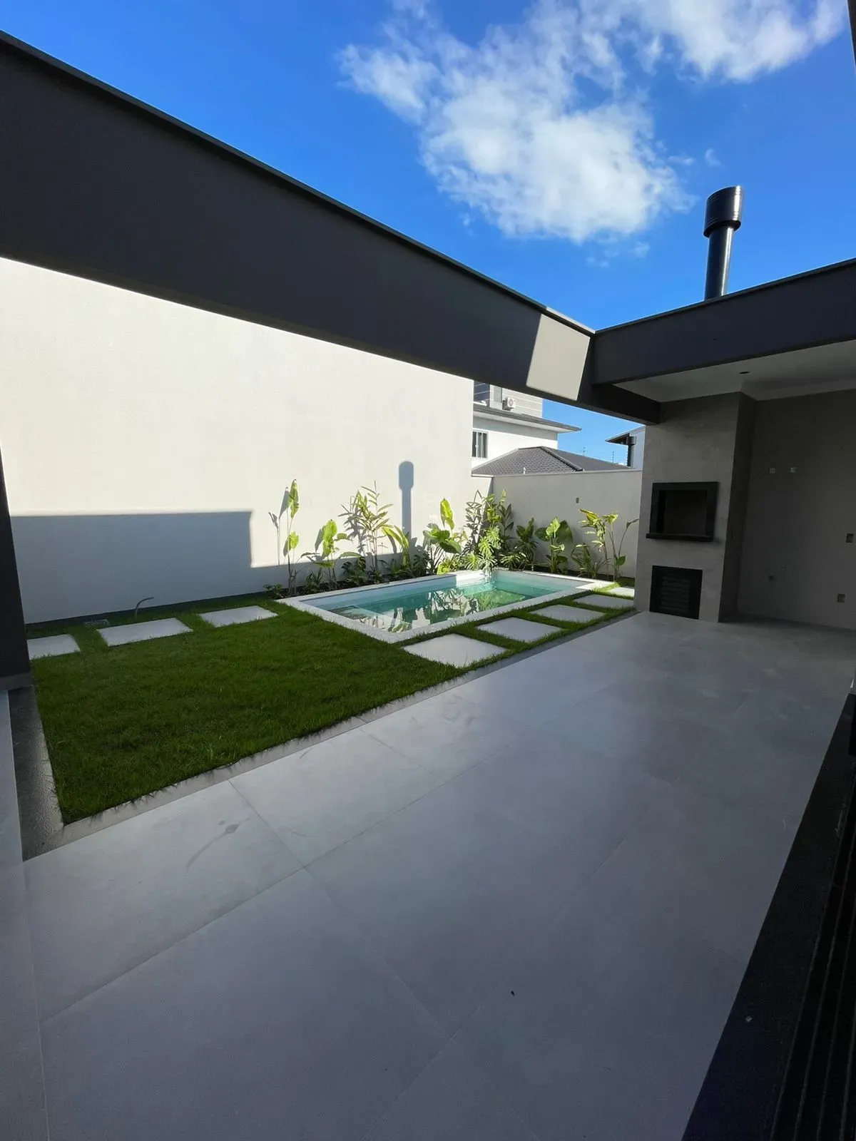 Casa alto padrão com 3 dormitórios sendo 1 suíte master e 2 vagas de garagem em Palhoça/SC