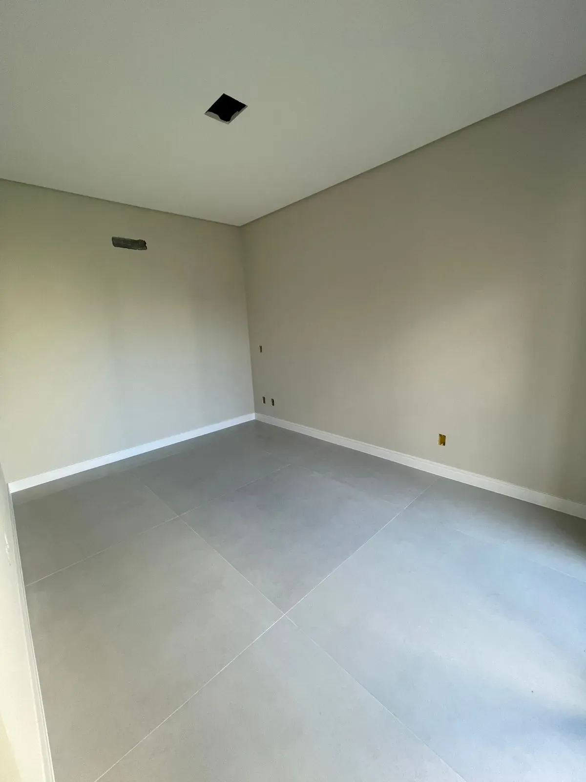 Casa alto padrão com 3 dormitórios sendo 1 suíte master e 2 vagas de garagem em Palhoça/SC