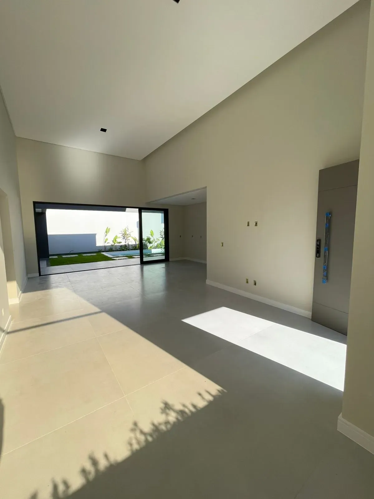 Casa alto padrão com 3 dormitórios sendo 1 suíte master e 2 vagas de garagem em Palhoça/SC