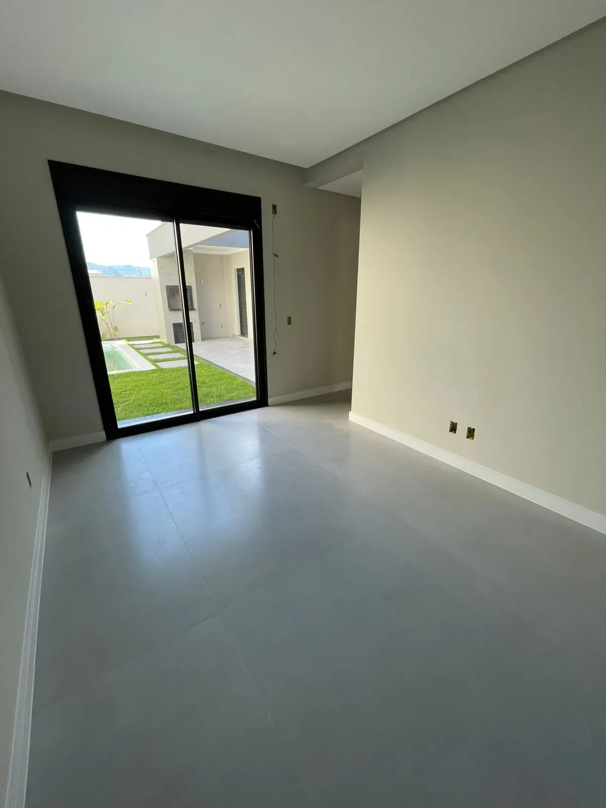 Casa alto padrão com 3 dormitórios sendo 1 suíte master e 2 vagas de garagem em Palhoça/SC