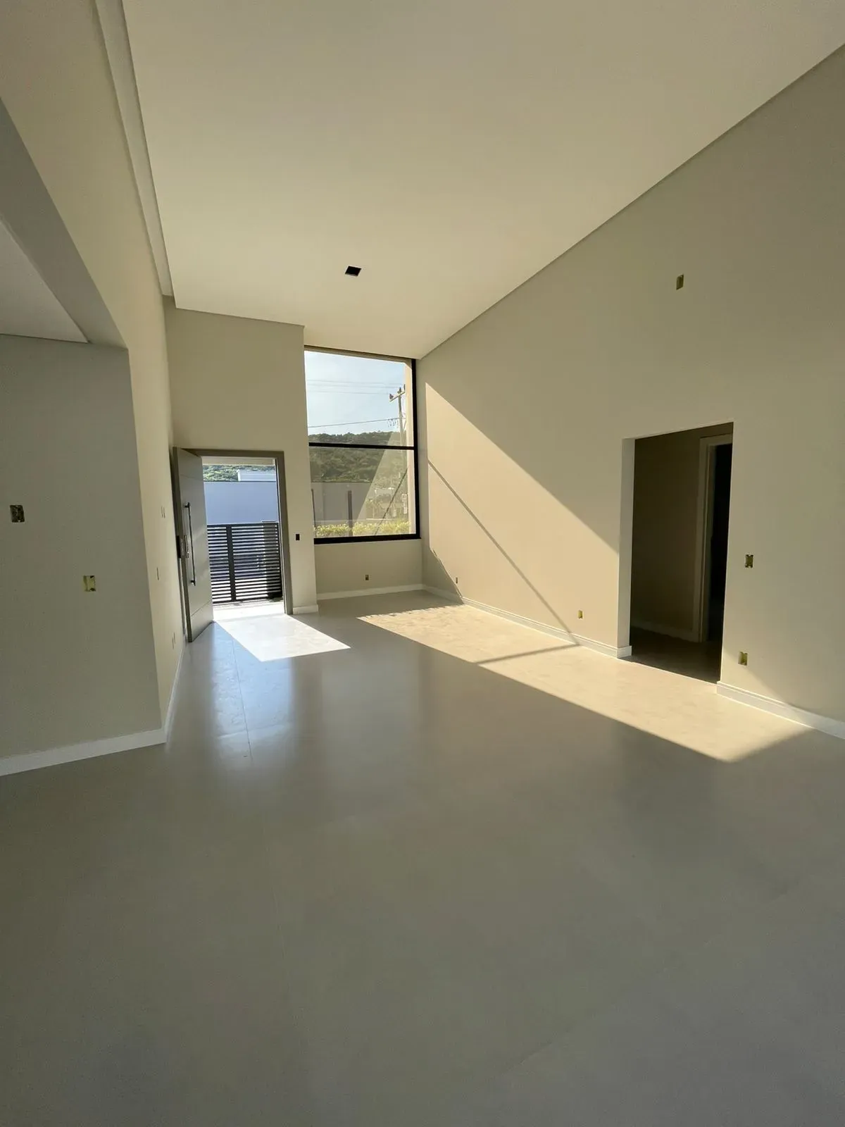 Casa alto padrão com 3 dormitórios sendo 1 suíte master e 2 vagas de garagem em Palhoça/SC