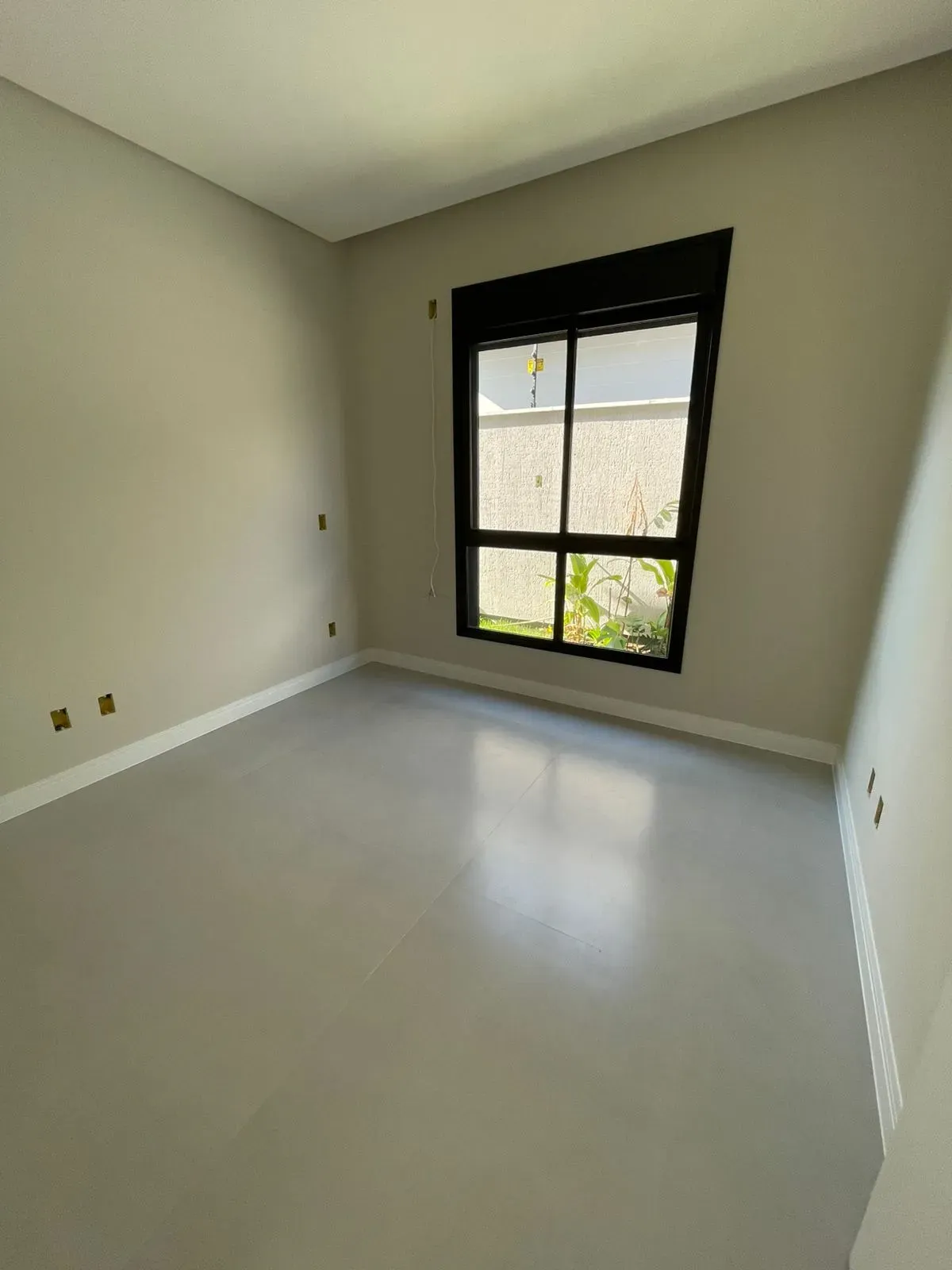 Casa alto padrão com 3 dormitórios sendo 1 suíte master e 2 vagas de garagem em Palhoça/SC