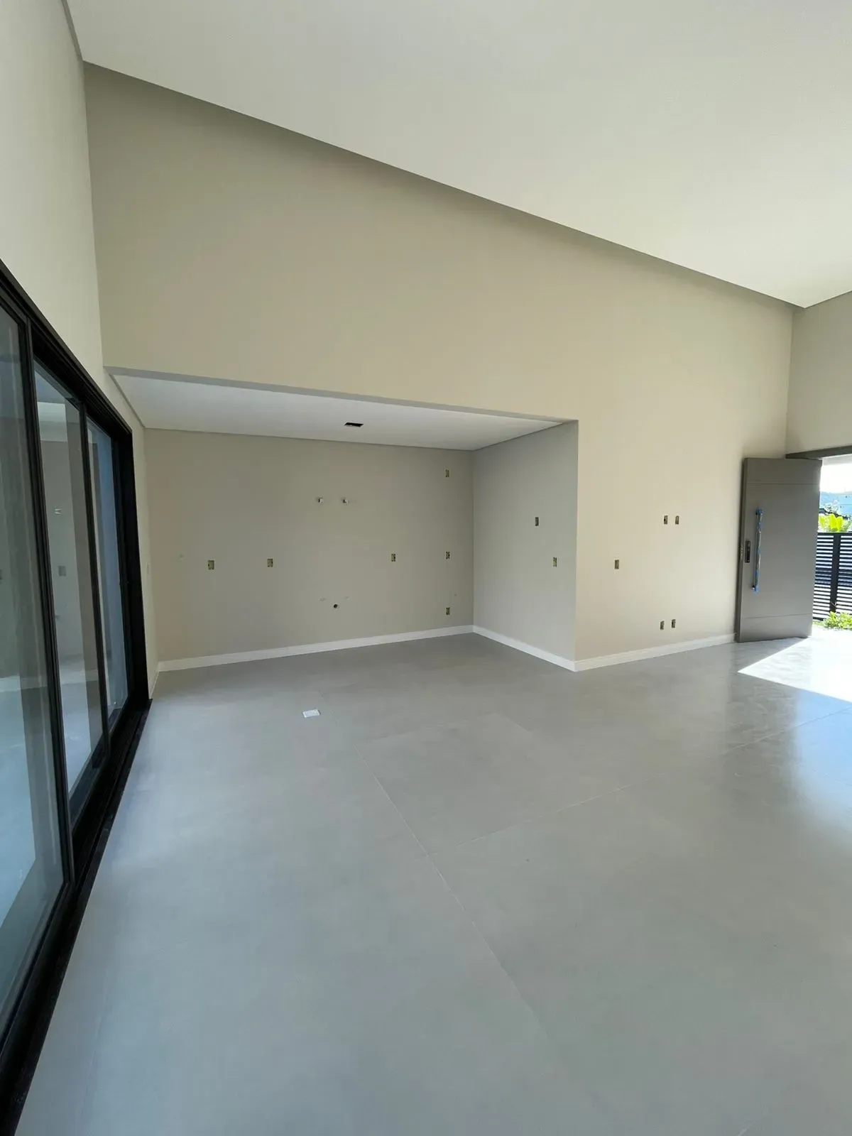 Casa alto padrão com 3 dormitórios sendo 1 suíte master e 2 vagas de garagem em Palhoça/SC