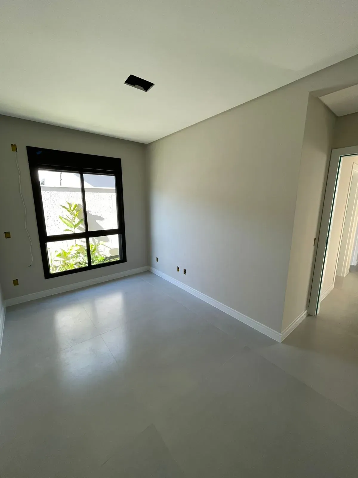 Casa alto padrão com 3 dormitórios sendo 1 suíte master e 2 vagas de garagem em Palhoça/SC