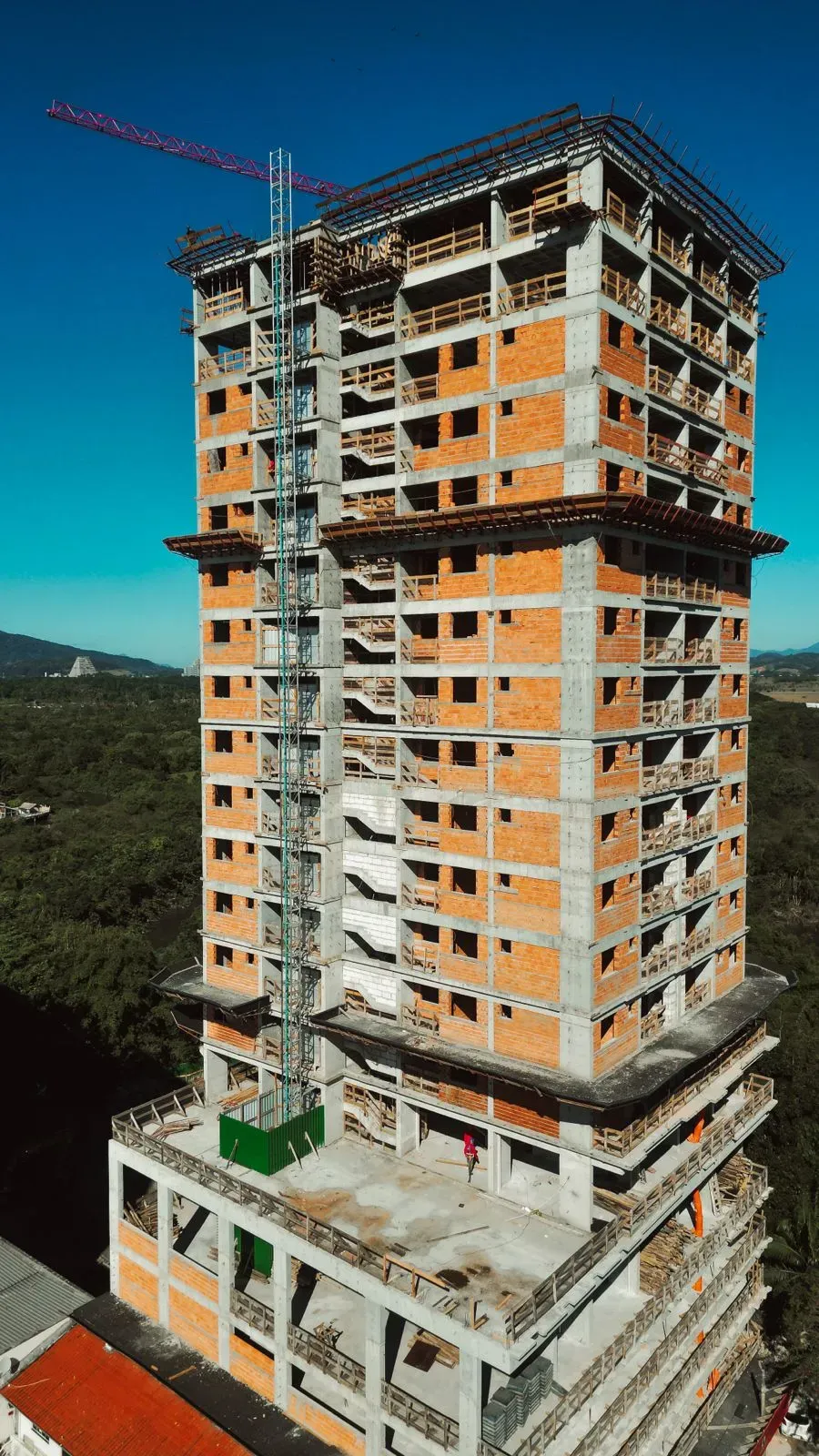 Apartamento com 4 dormitórios sendo 2 suítes e 2 vagas de garagem em Itapema/SC