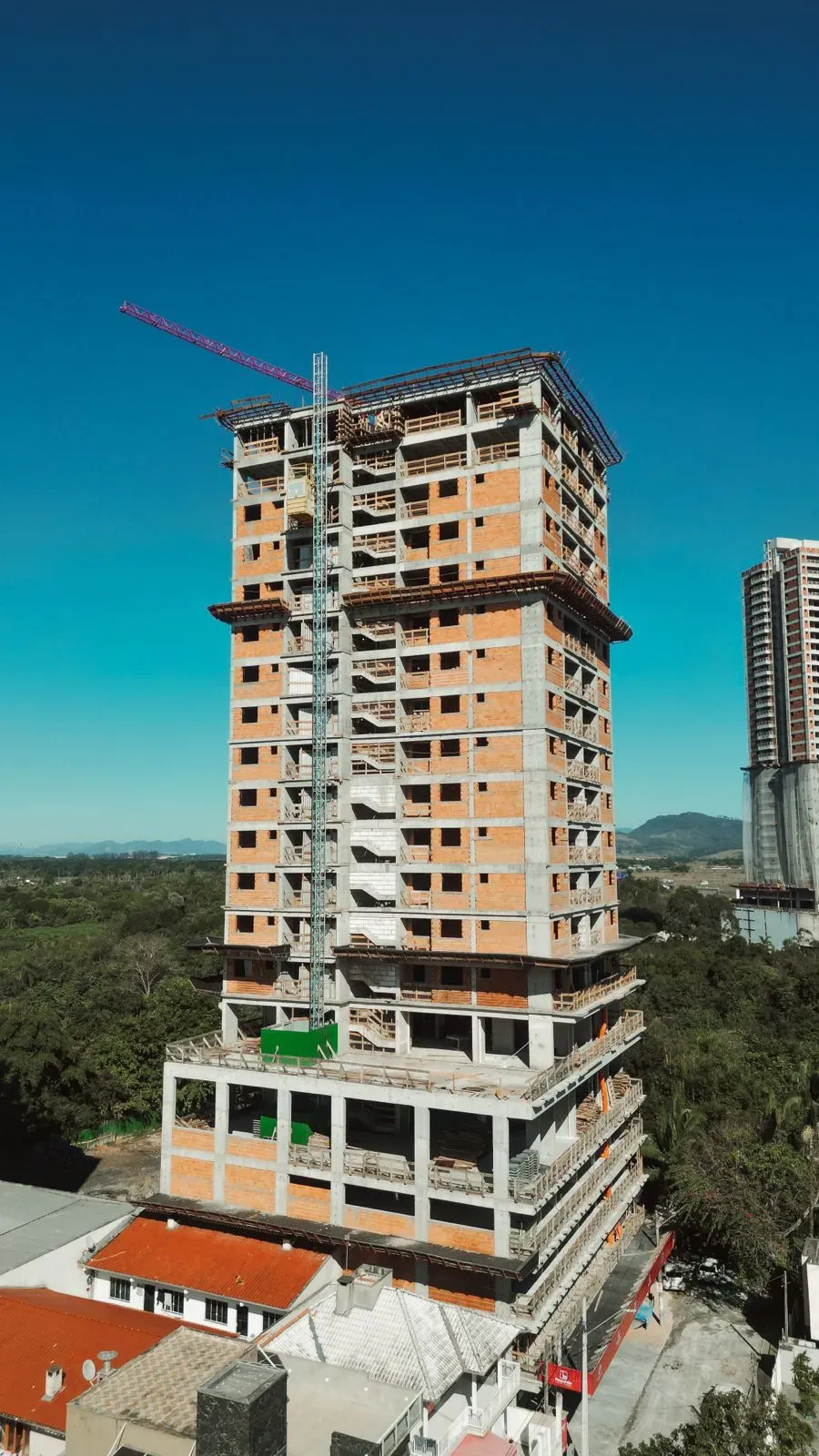 Apartamento com 4 dormitórios sendo 2 suítes e 2 vagas de garagem em Itapema/SC