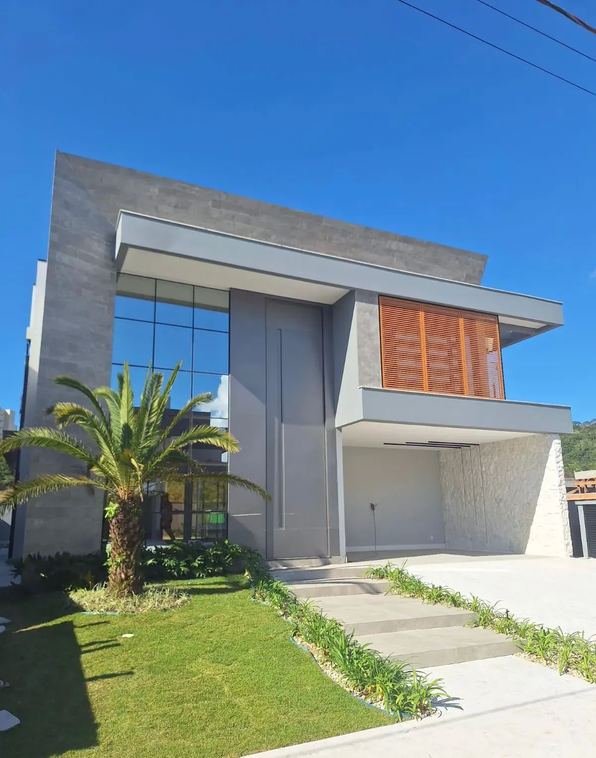 Casa com 4 dormitórios sendo 4 suítes e 4 vagas de garagem em Camboriú/SC