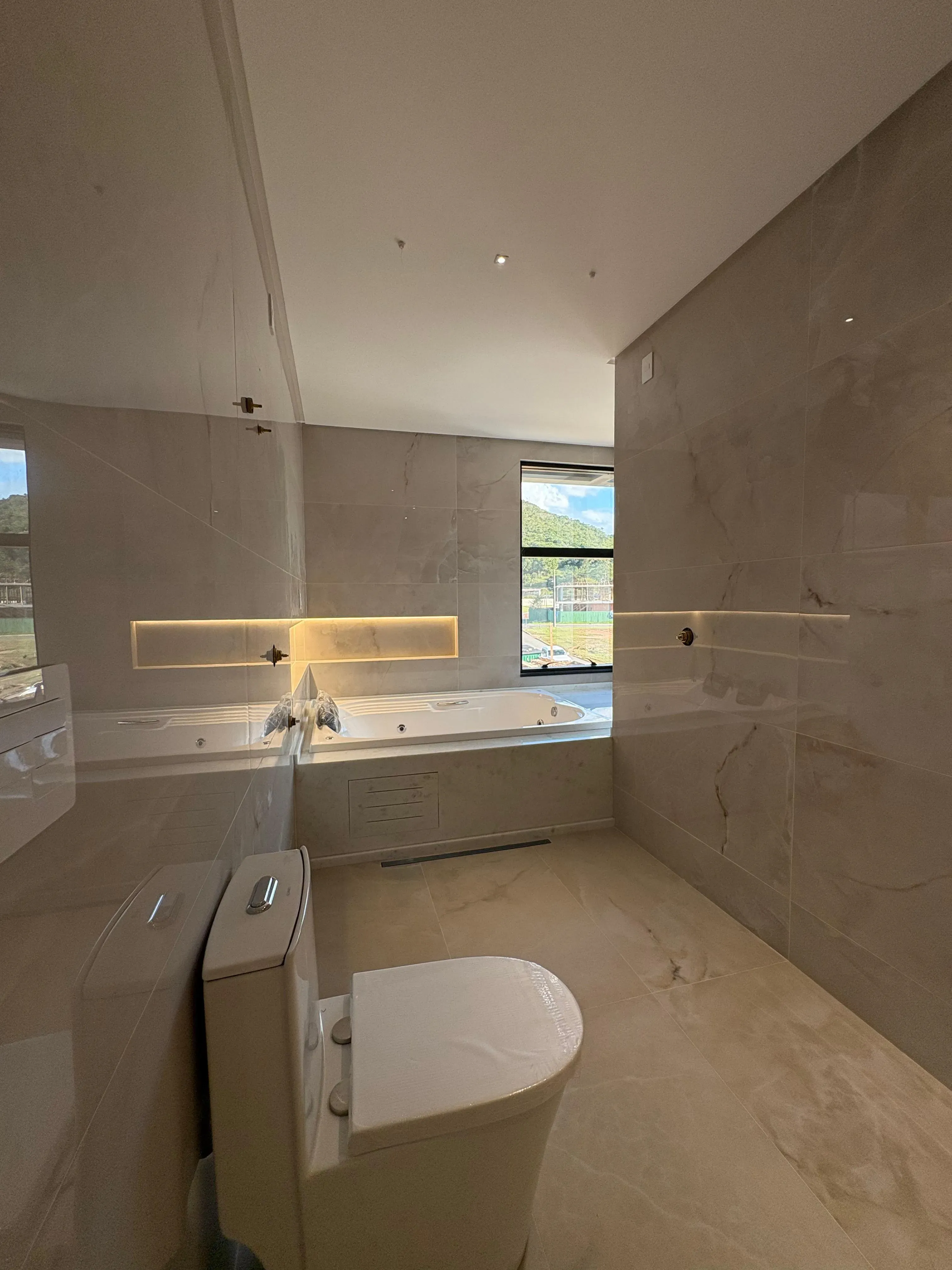 Casa com 4 dormitórios sendo 4 suítes e 4 vagas de garagem em Camboriú/SC