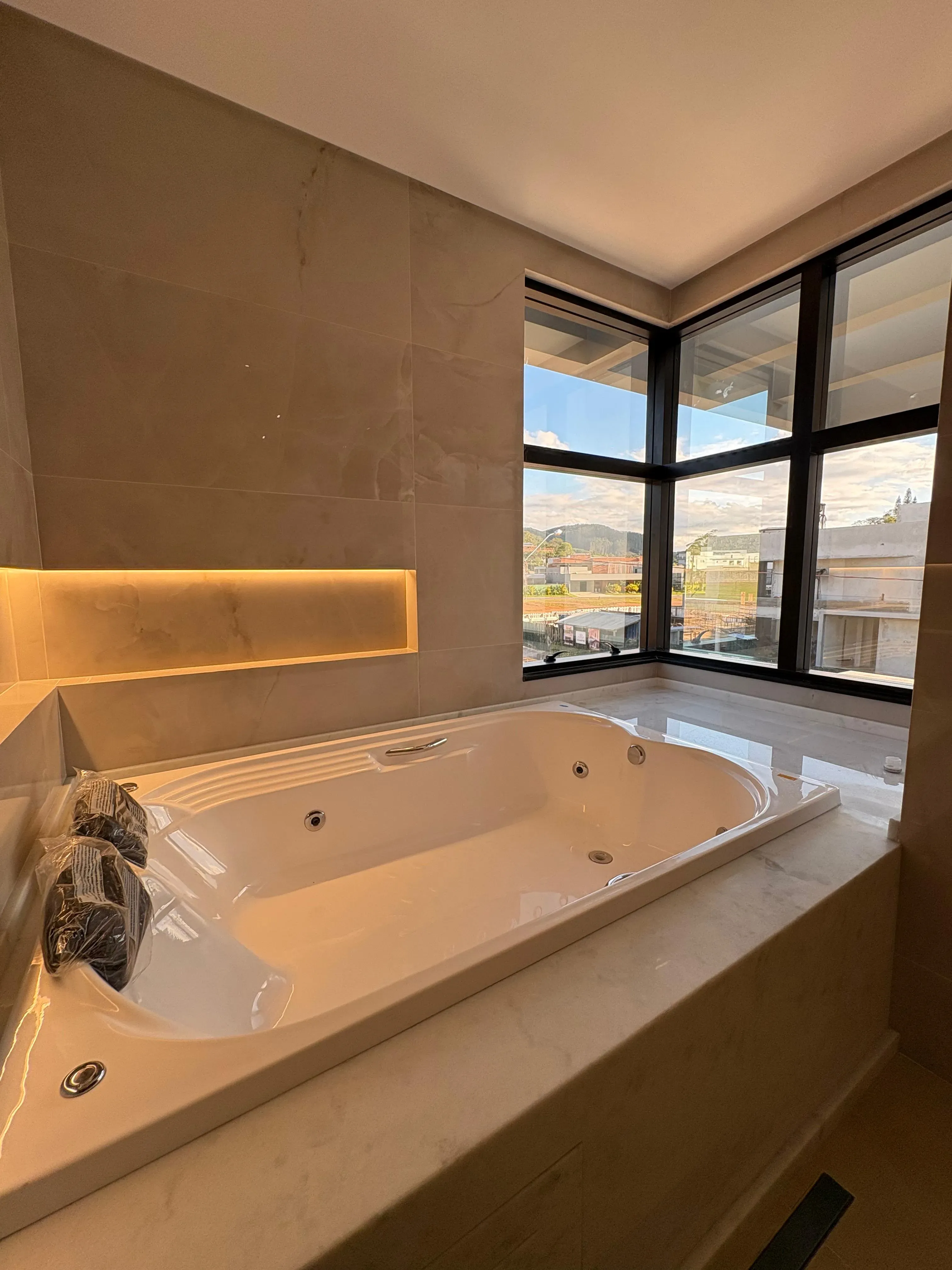 Casa com 4 dormitórios sendo 4 suítes e 4 vagas de garagem em Camboriú/SC