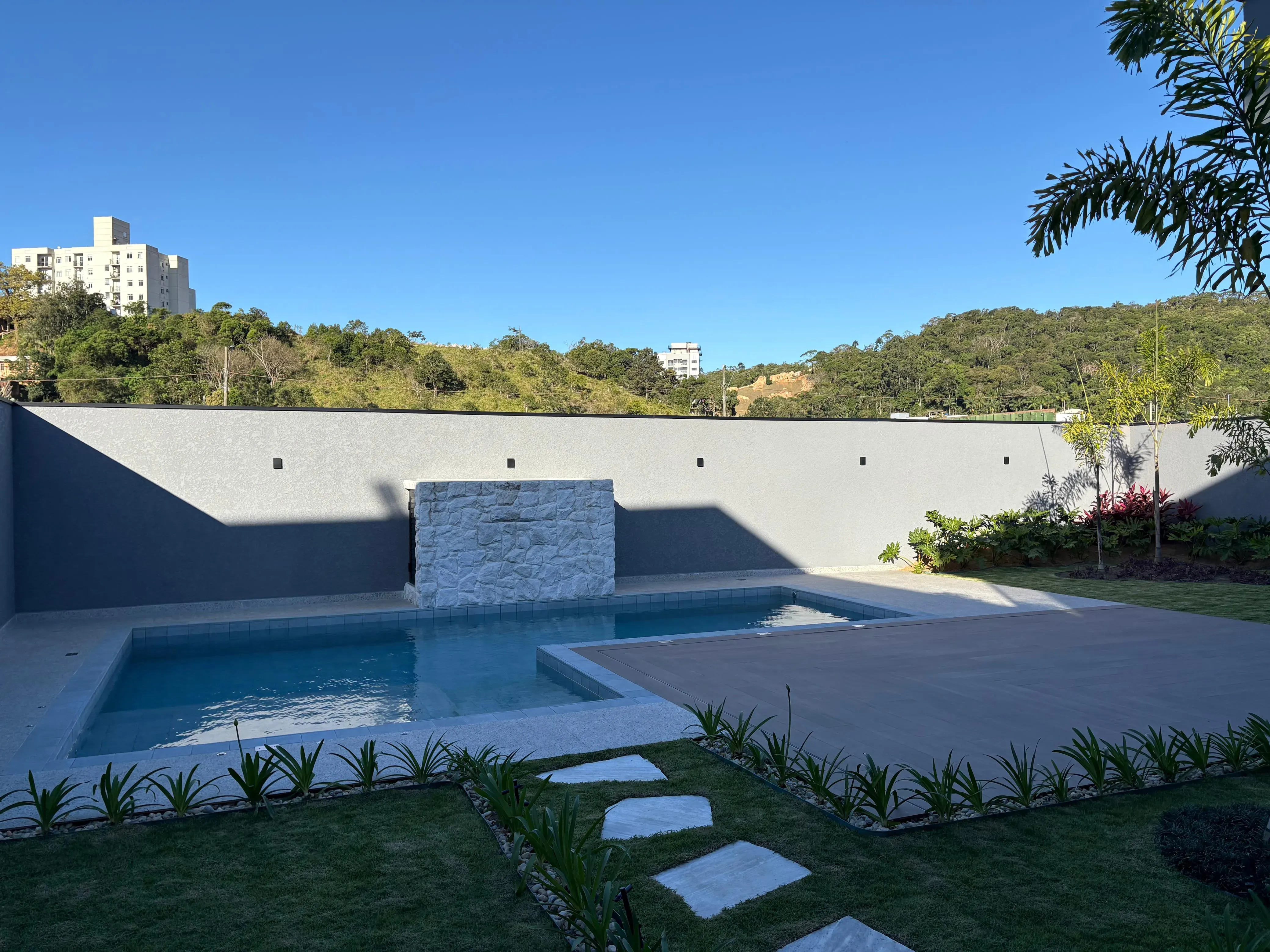 Casa com 4 dormitórios sendo 4 suítes e 4 vagas de garagem em Camboriú/SC