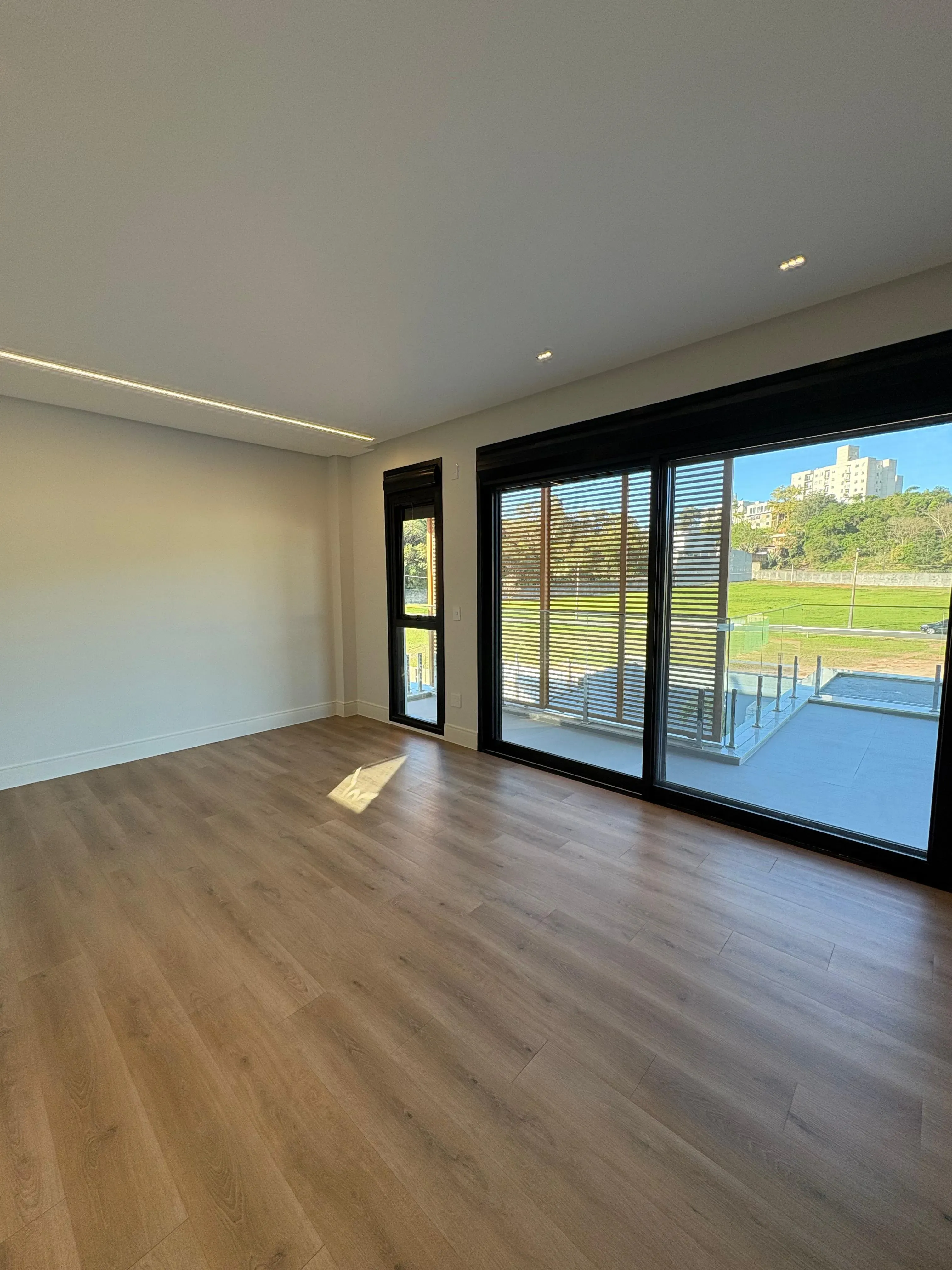 Casa com 4 dormitórios sendo 4 suítes e 4 vagas de garagem em Camboriú/SC