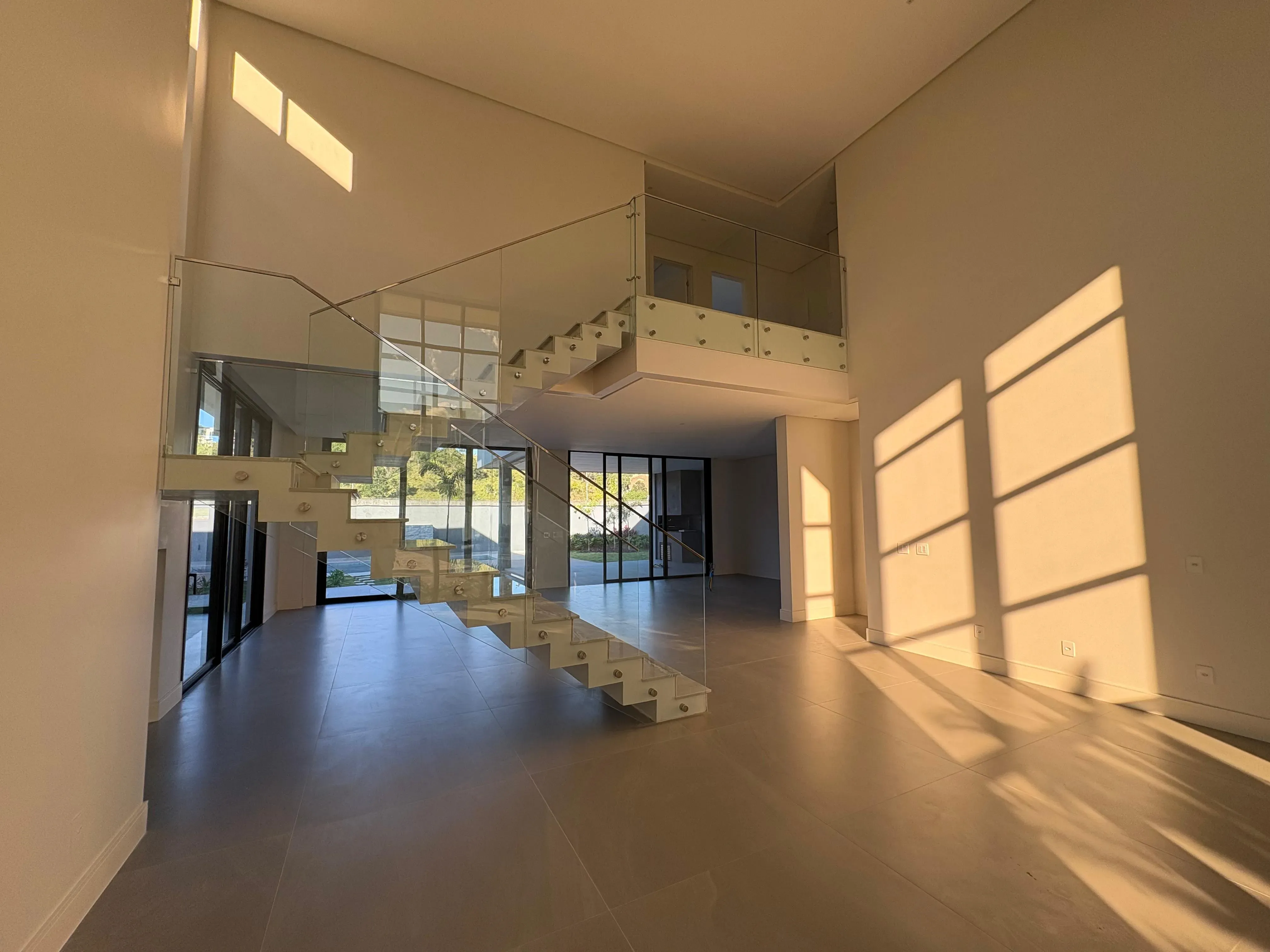 Casa com 4 dormitórios sendo 4 suítes e 4 vagas de garagem em Camboriú/SC