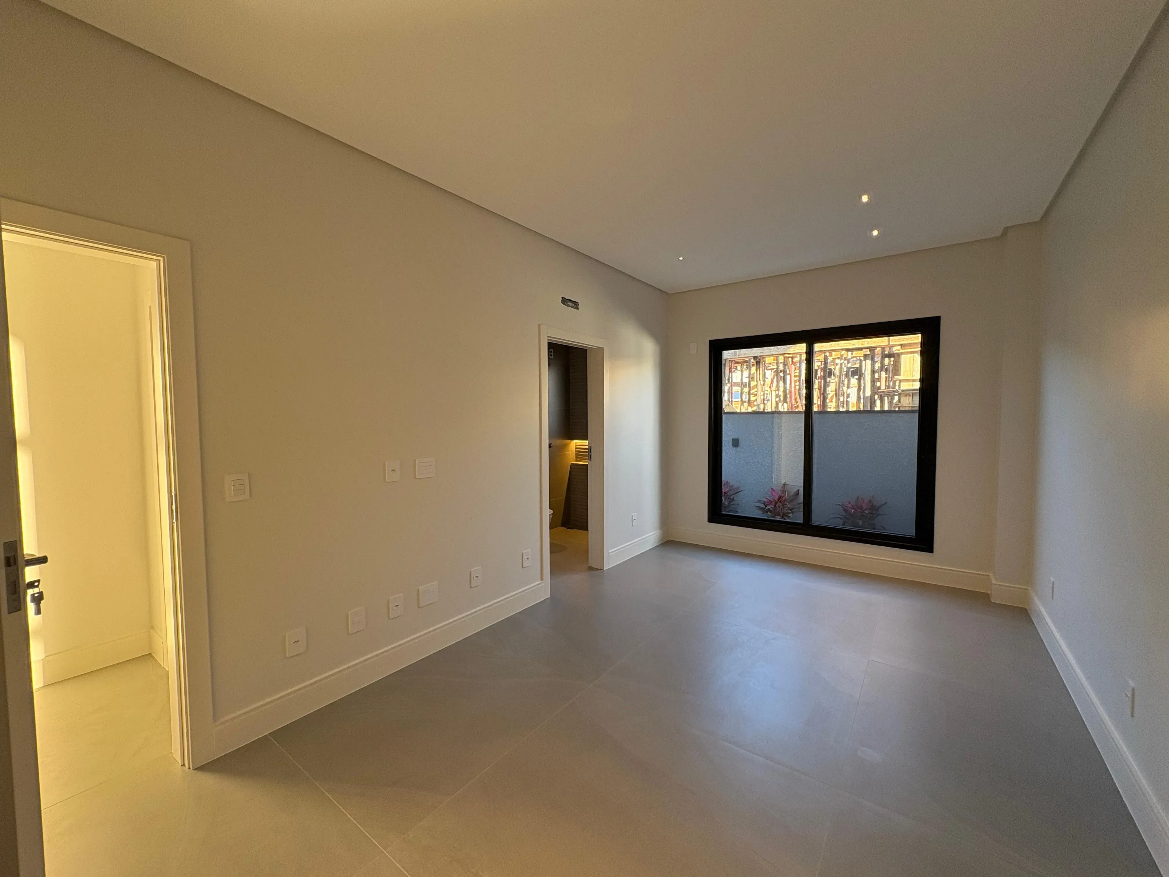 Casa com 4 dormitórios sendo 4 suítes e 4 vagas de garagem em Camboriú/SC