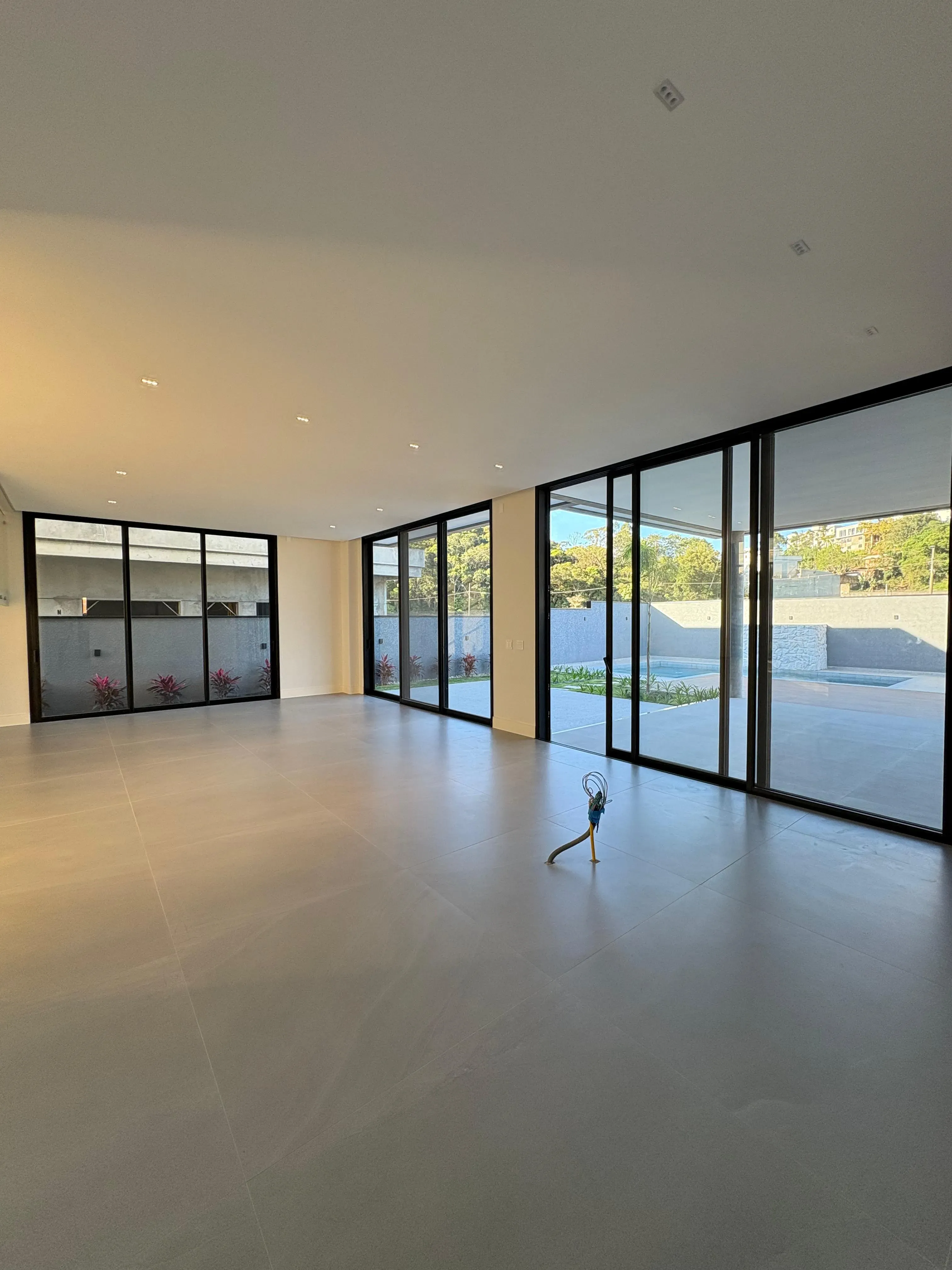 Casa com 4 dormitórios sendo 4 suítes e 4 vagas de garagem em Camboriú/SC