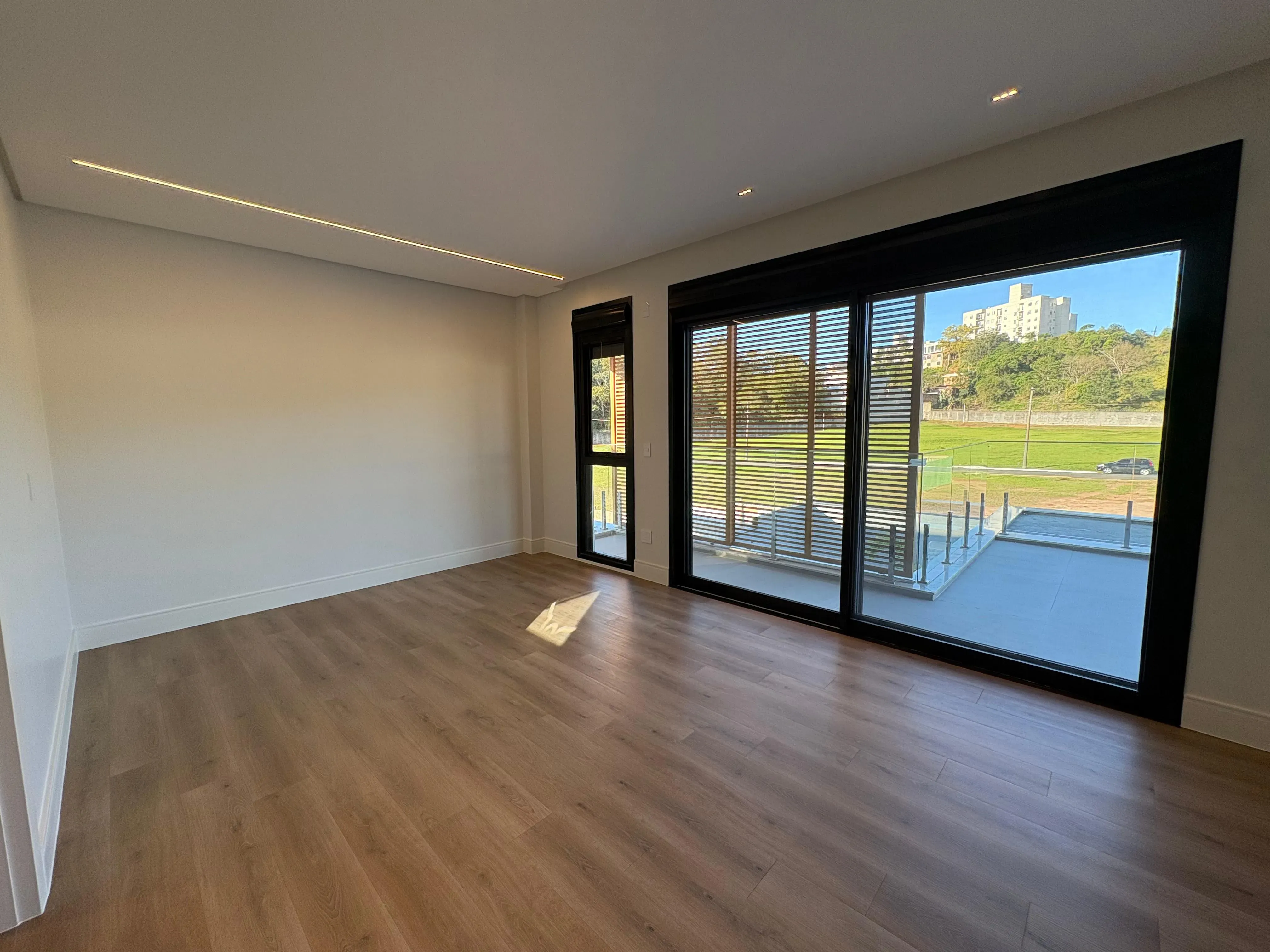 Casa com 4 dormitórios sendo 4 suítes e 4 vagas de garagem em Camboriú/SC