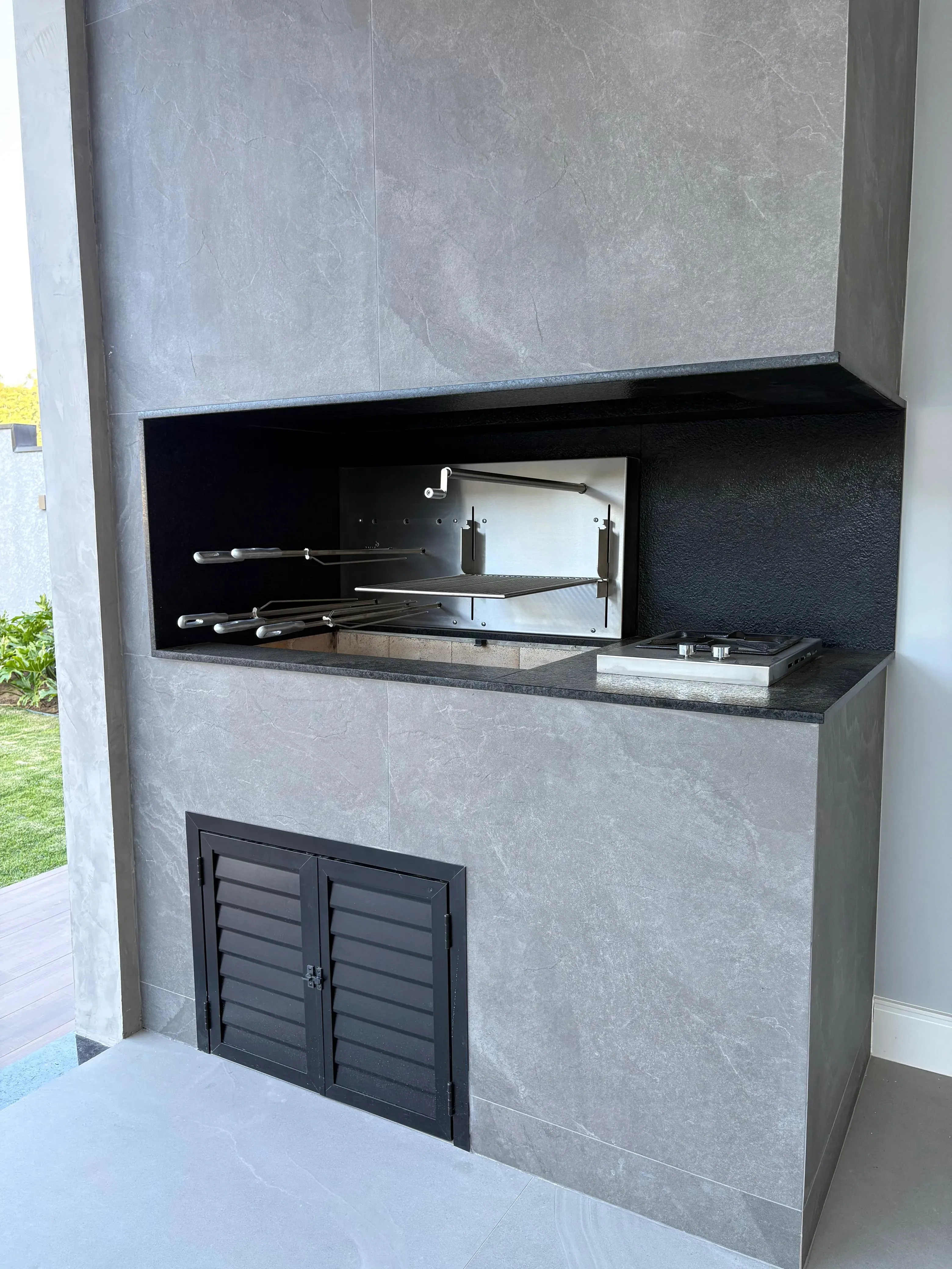 Casa com 4 dormitórios sendo 4 suítes e 4 vagas de garagem em Camboriú/SC