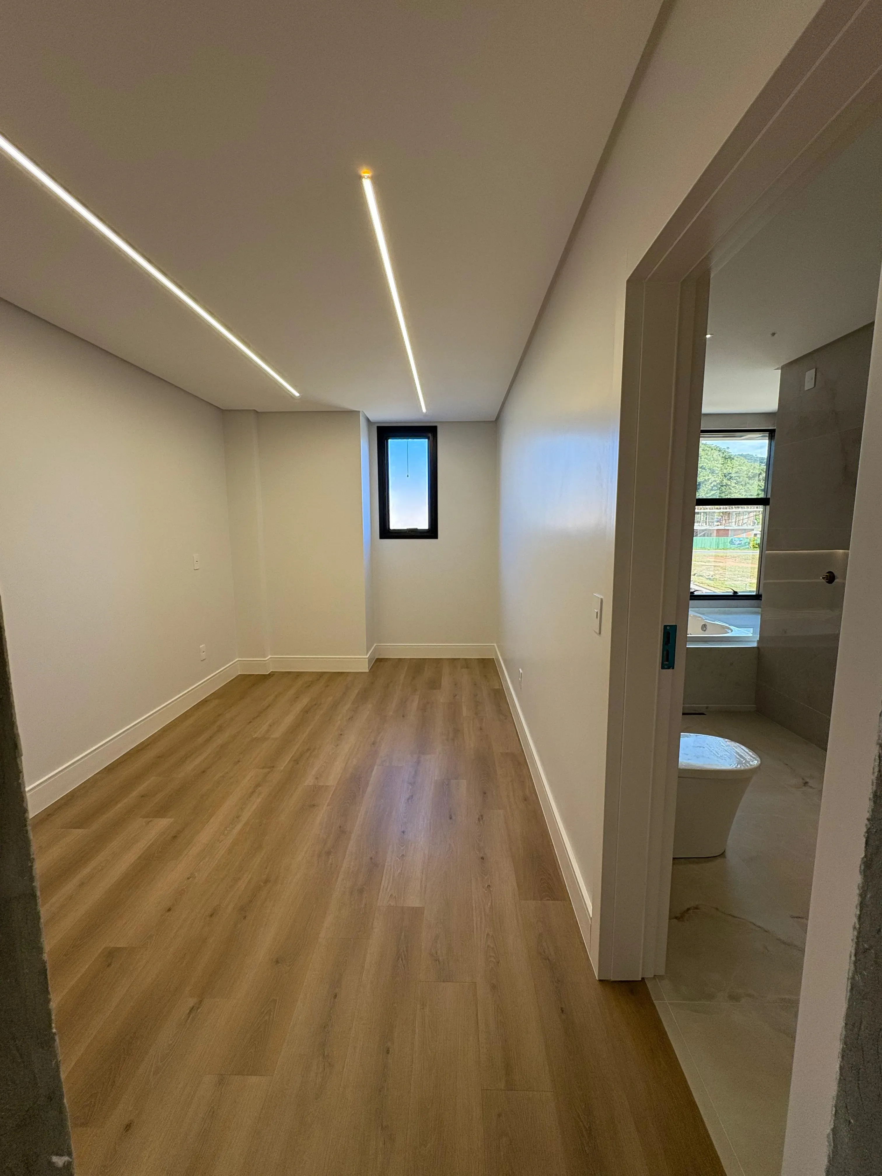 Casa com 4 dormitórios sendo 4 suítes e 4 vagas de garagem em Camboriú/SC