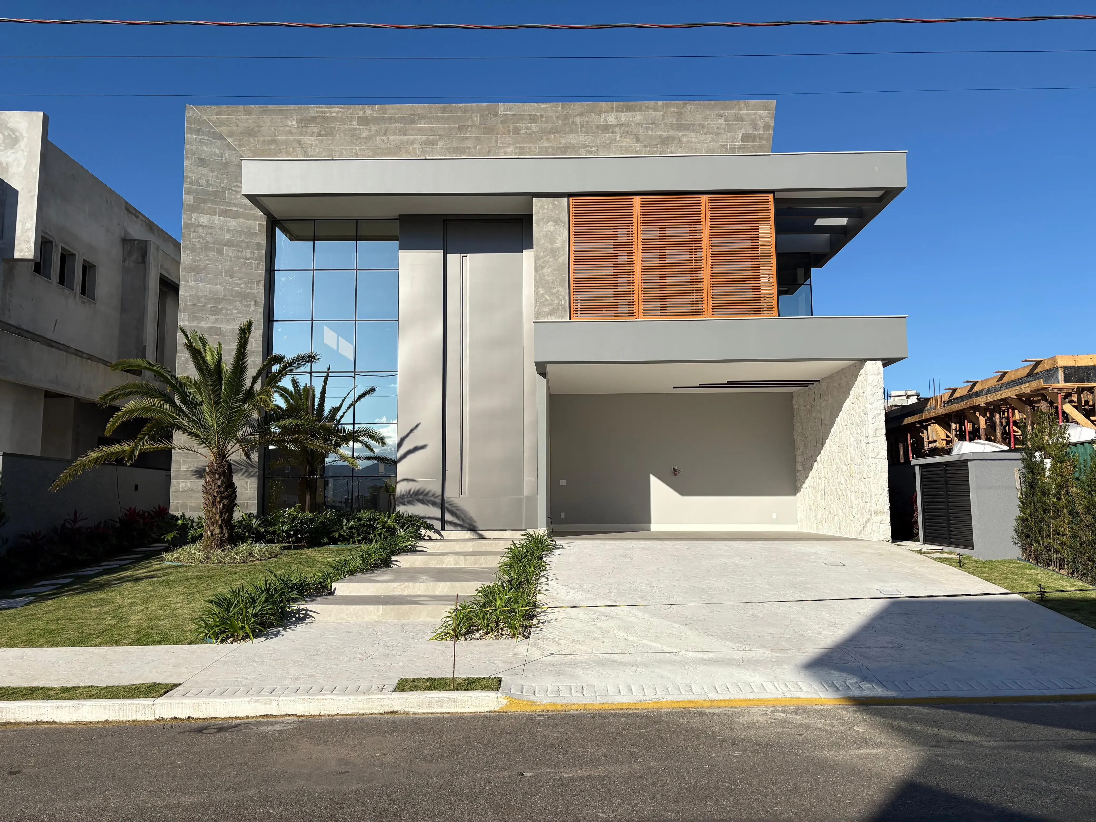 Casa com 4 dormitórios sendo 4 suítes e 4 vagas de garagem em Camboriú/SC