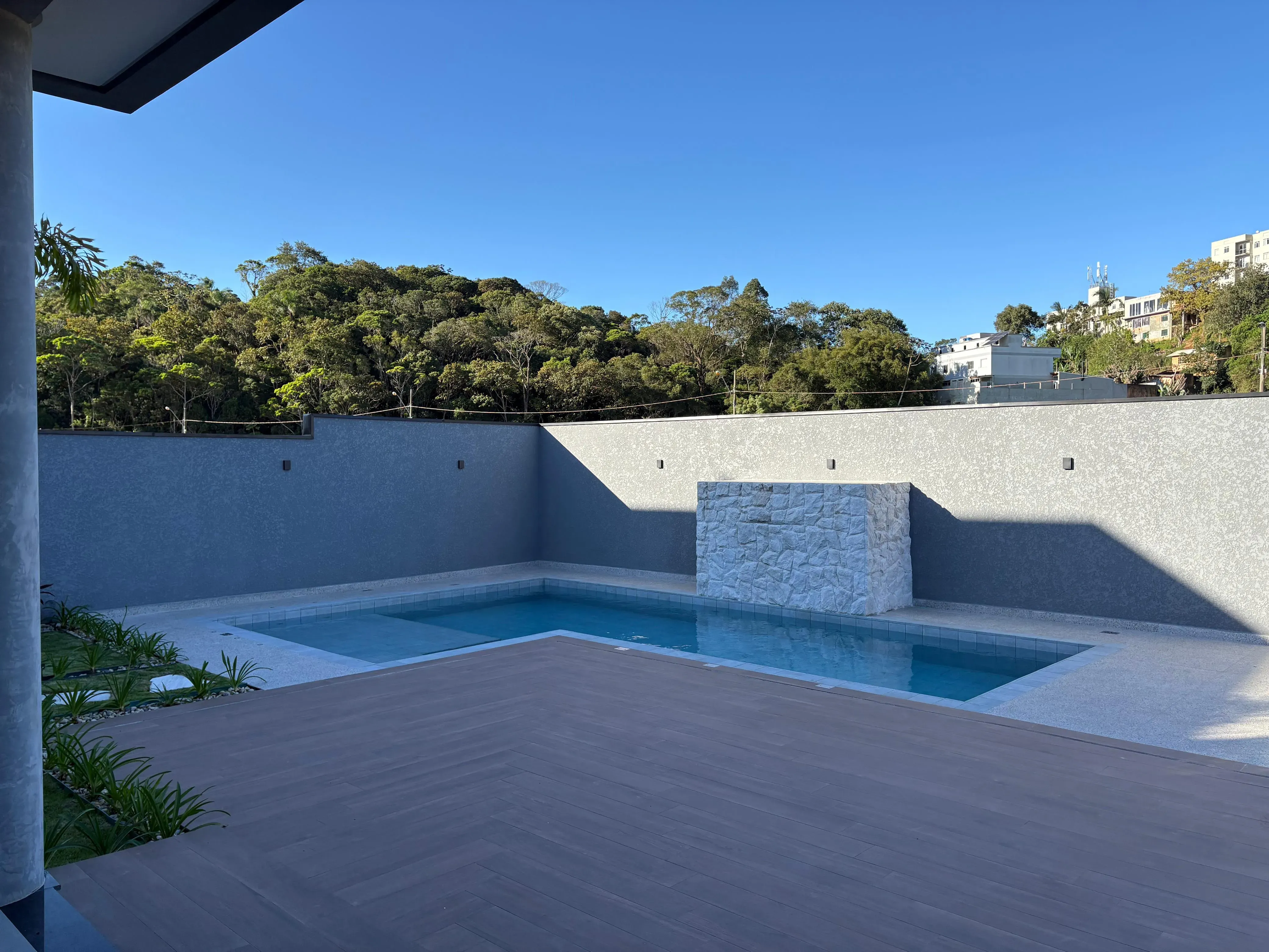 Casa com 4 dormitórios sendo 4 suítes e 4 vagas de garagem em Camboriú/SC