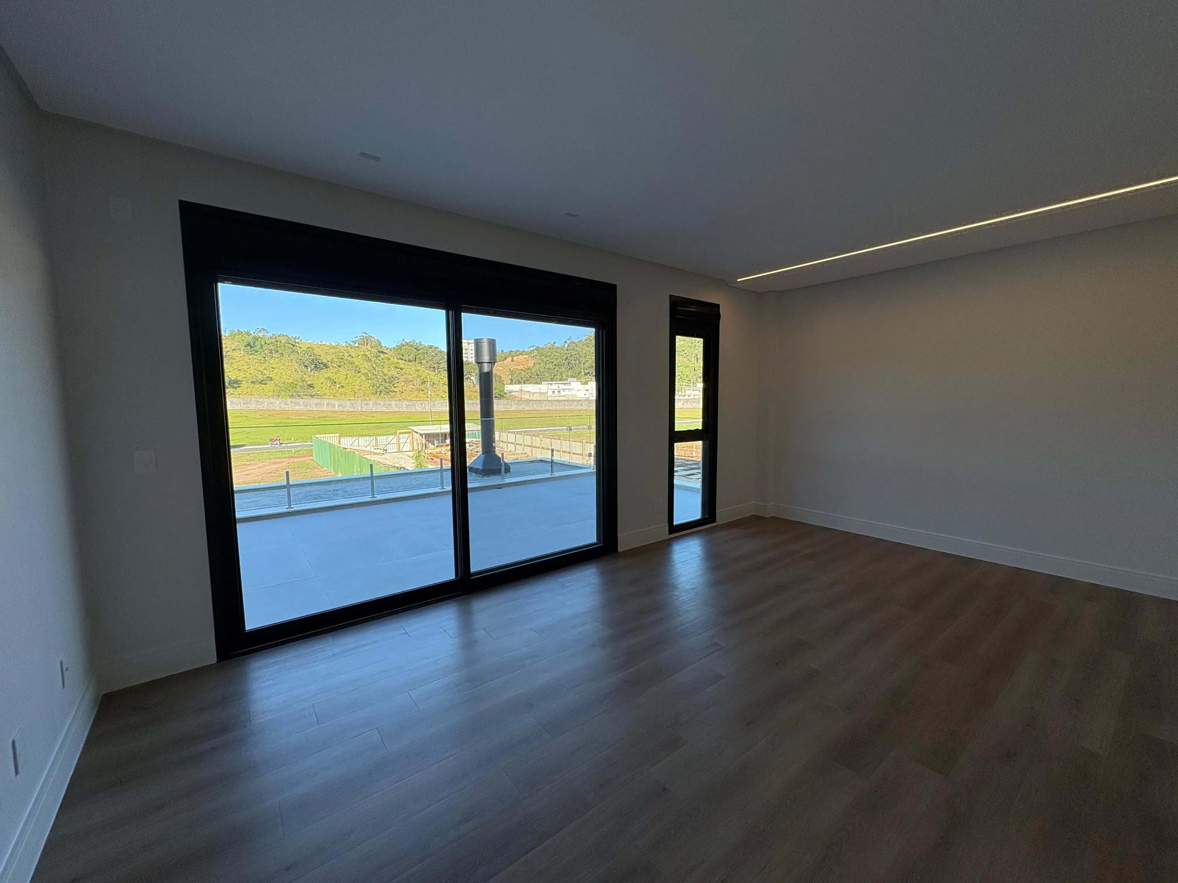 Casa com 4 dormitórios sendo 4 suítes e 4 vagas de garagem em Camboriú/SC