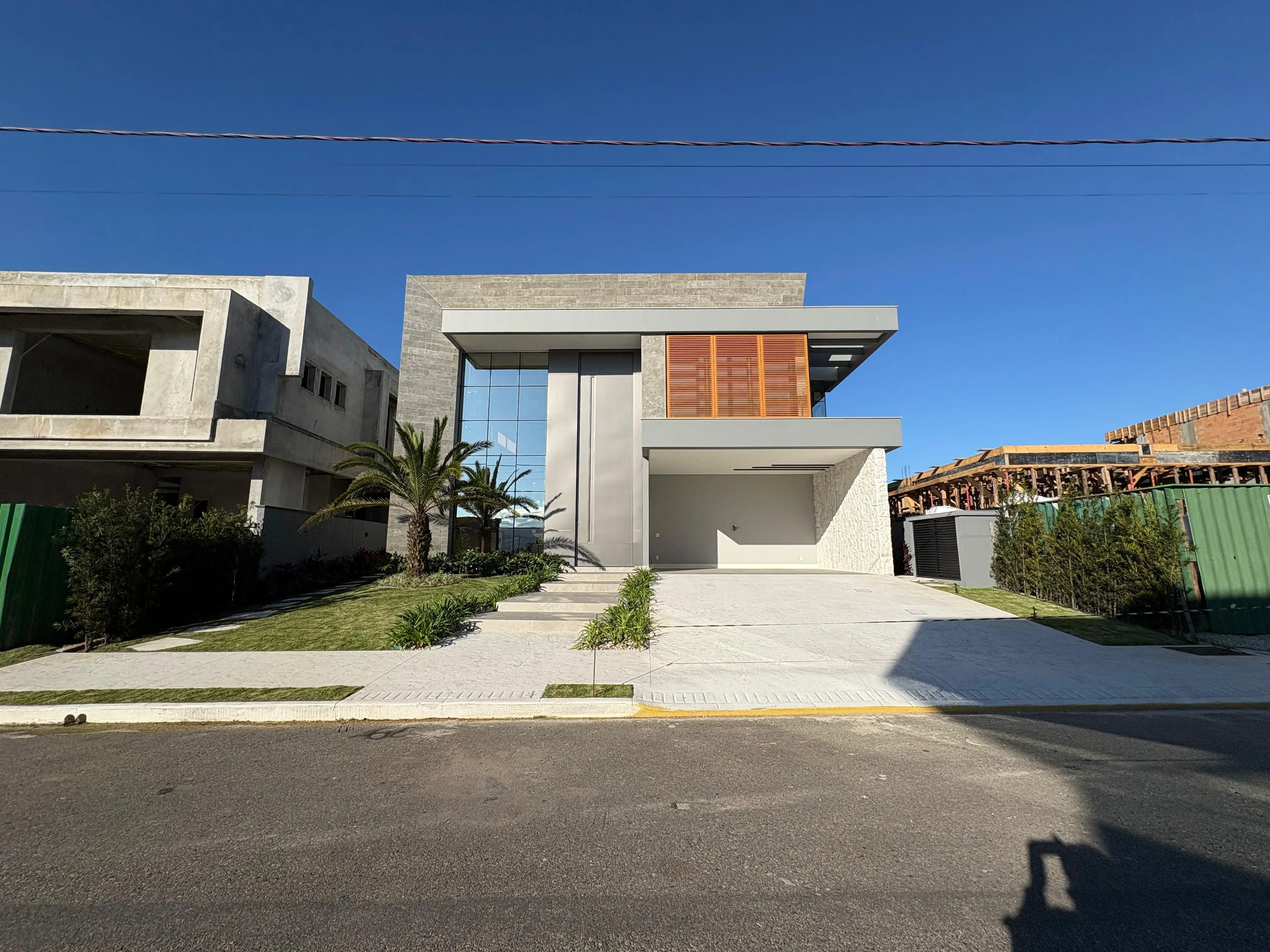 Casa com 4 dormitórios sendo 4 suítes e 4 vagas de garagem em Camboriú/SC