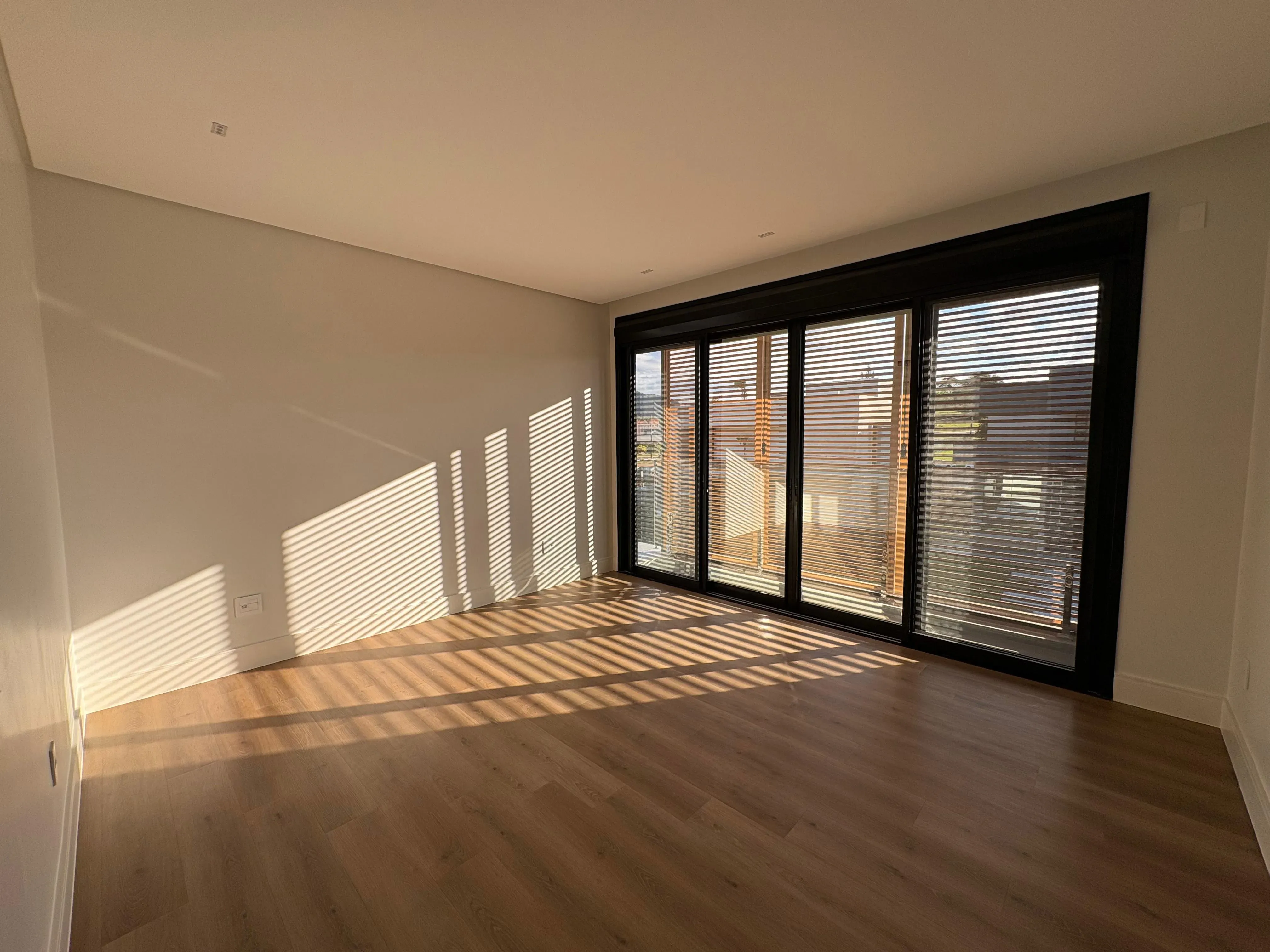 Casa com 4 dormitórios sendo 4 suítes e 4 vagas de garagem em Camboriú/SC