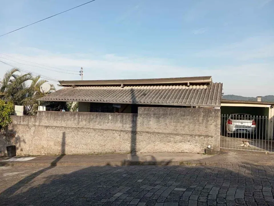 Casa mista com 4 dormitórios, em ótima localização no Bairro Agrícola em Blumenal/SC