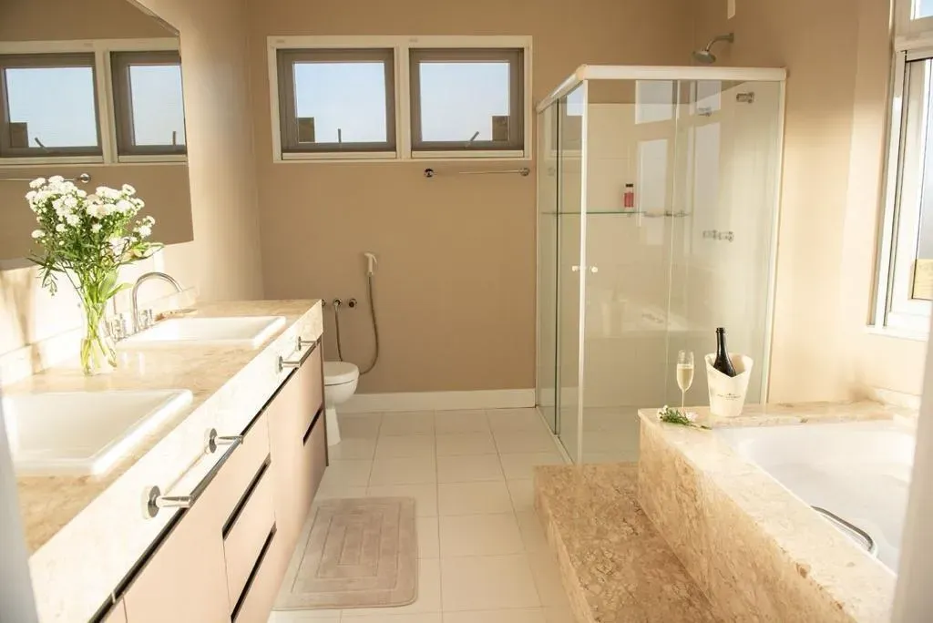 Casa com 5 dormitórios sendo 4 suítes e 6 vagas de garagem em Jurerê Internaciona l Florianópolis/SC