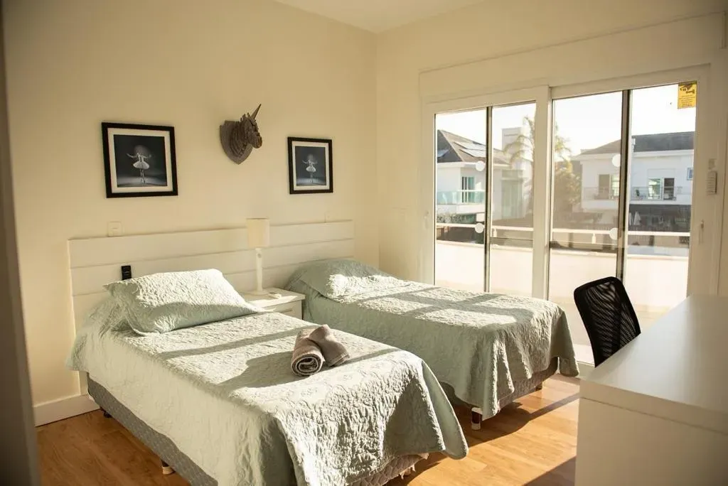 Casa com 5 dormitórios sendo 4 suítes e 6 vagas de garagem em Jurerê Internaciona l Florianópolis/SC