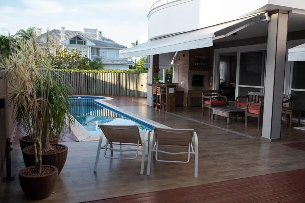 Casa com 5 dormitórios sendo 4 suítes e 6 vagas de garagem em Jurerê Internaciona l Florianópolis/SC