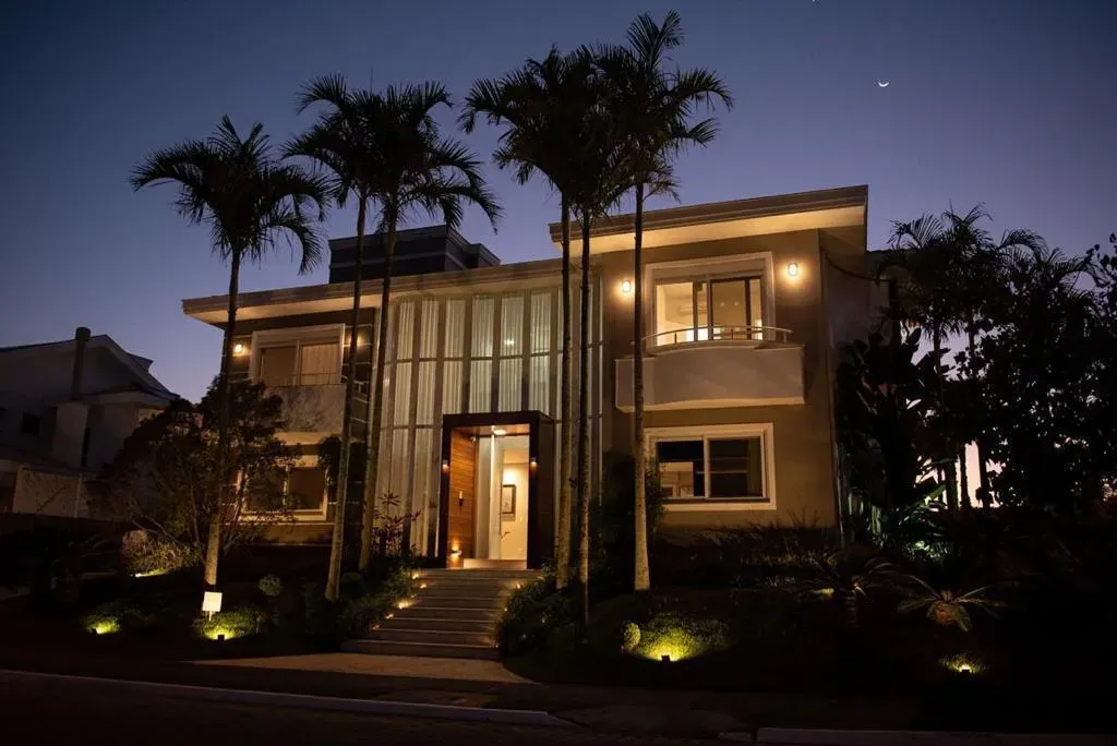 Casa com 5 dormitórios sendo 4 suítes e 6 vagas de garagem em Jurerê Internaciona l Florianópolis/SC