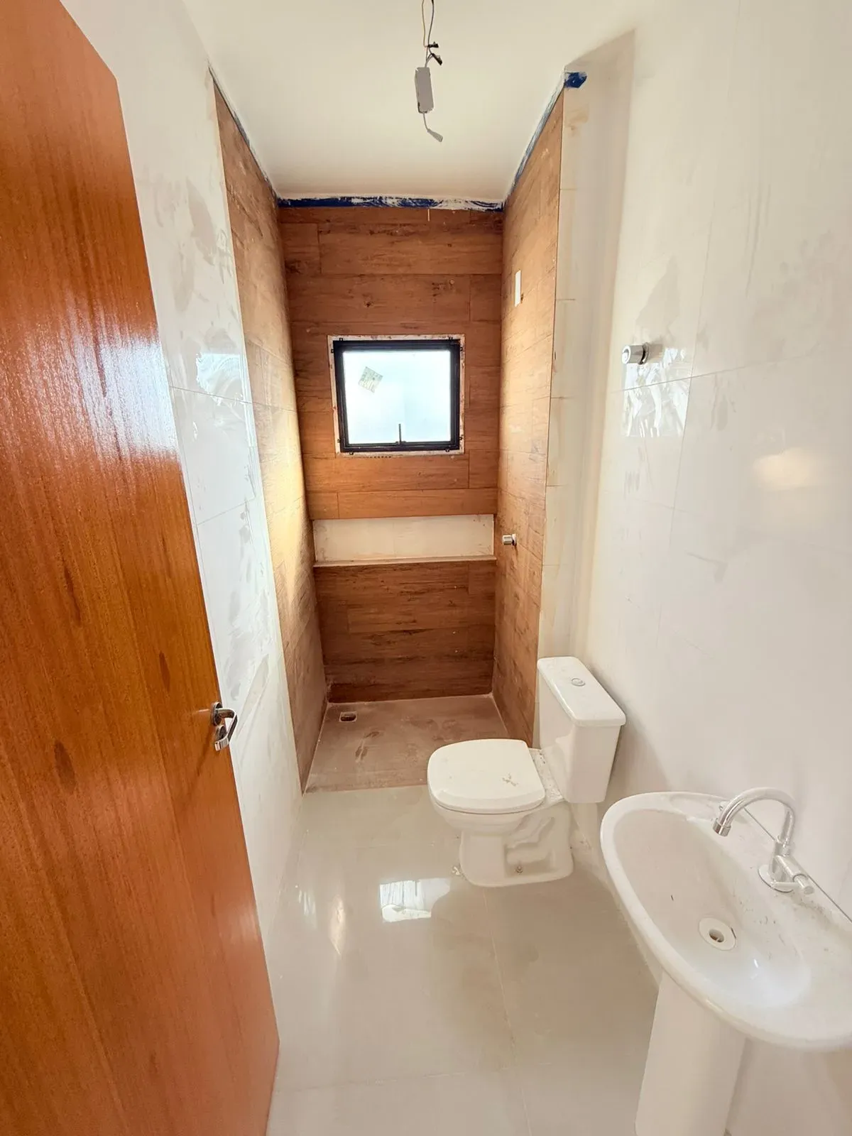 Sobrado de alto padrão com 2 suítes e 2 vagas de garagem em Palhoça/SC